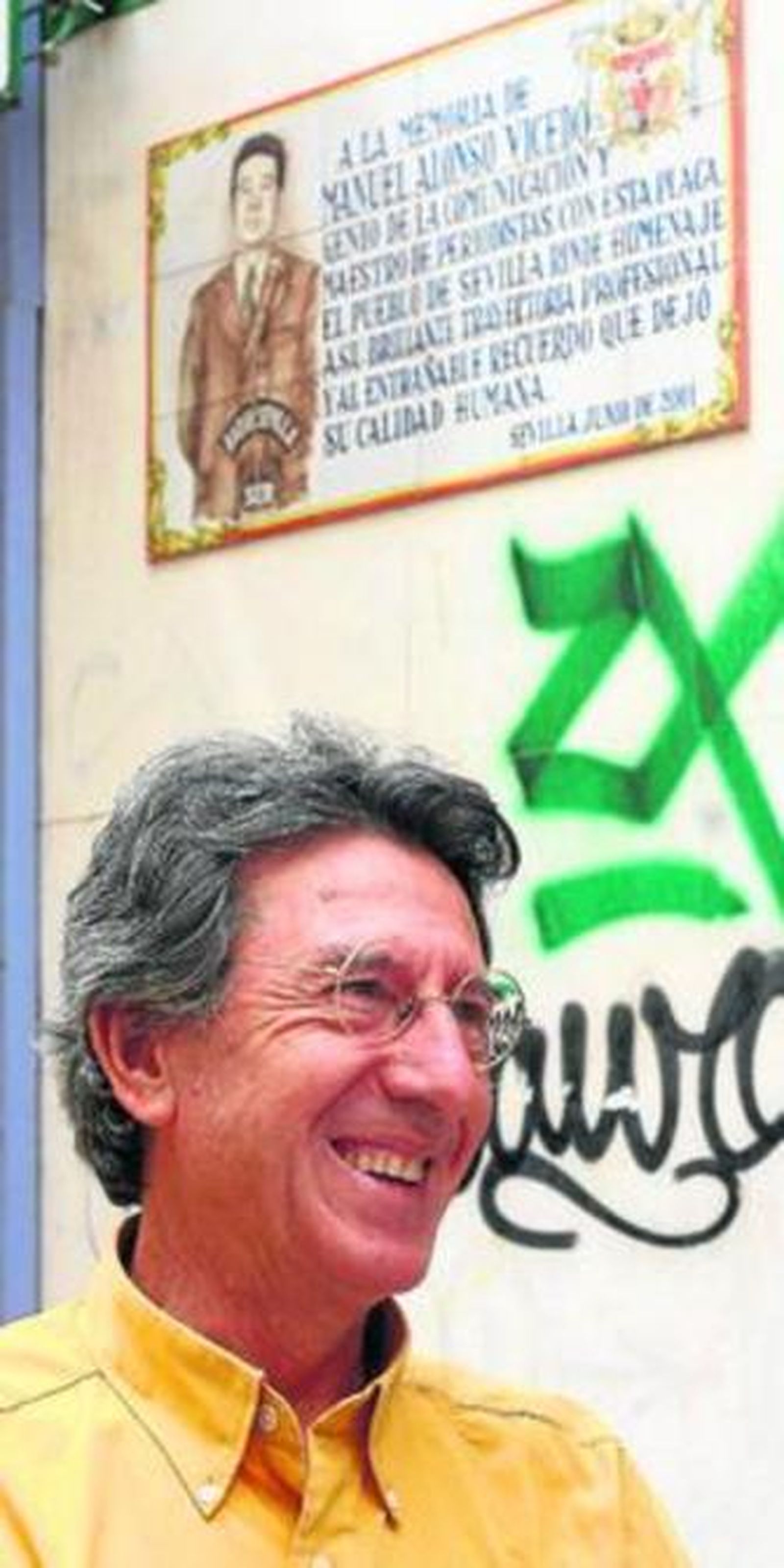 Ezequiel Martínez, junto a la placa en memoria de Vicedo.