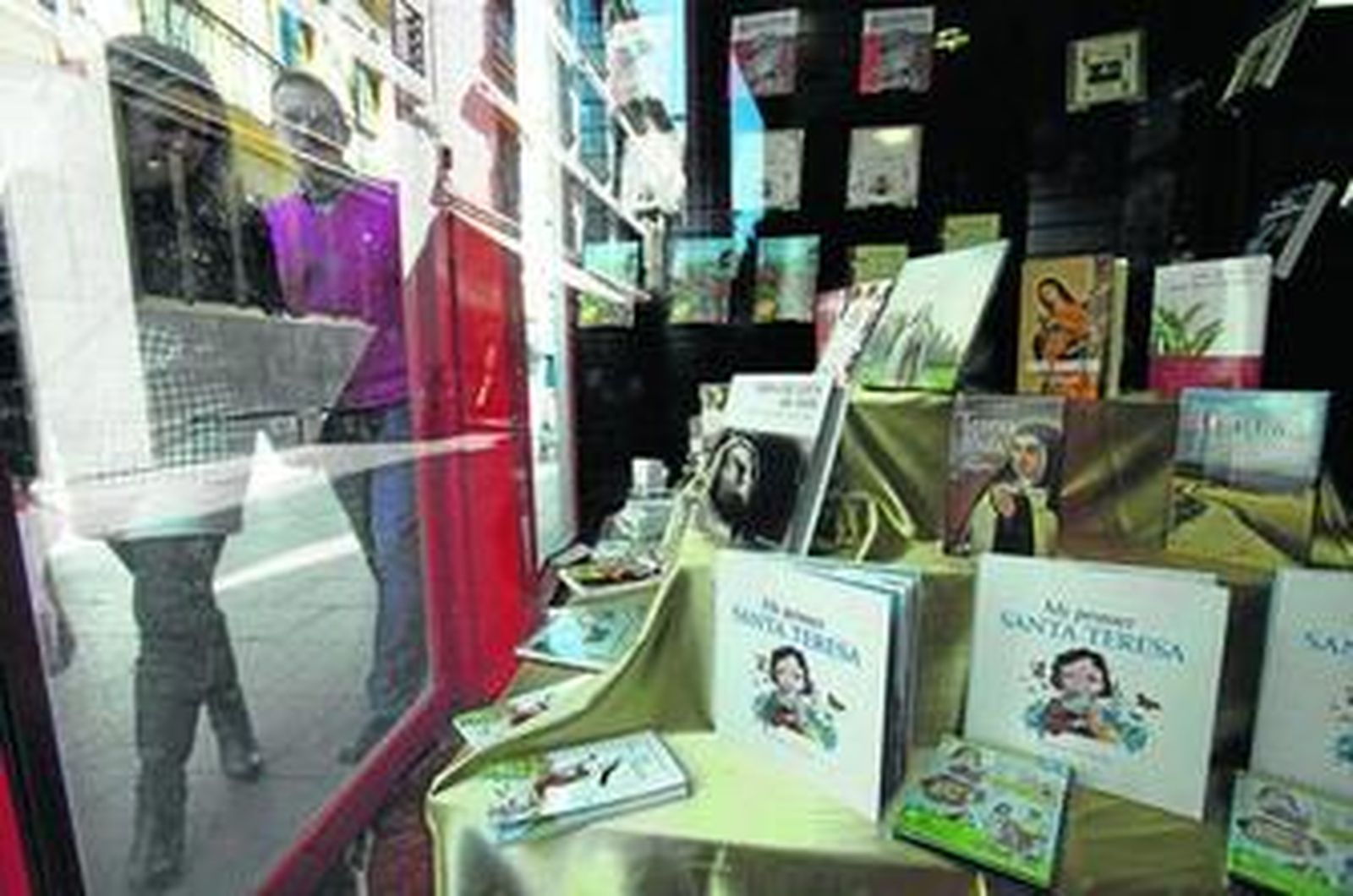 Escaparate monográfico de Teresa de Jesús en la librería San Pablo, en Sierpes.
