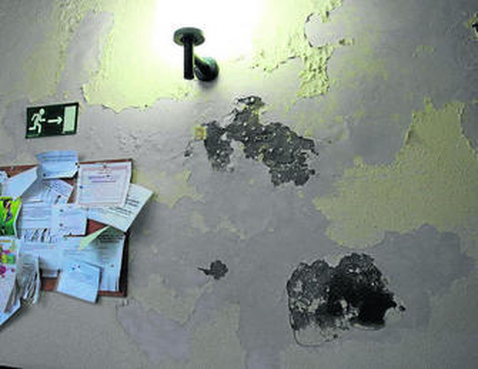 Fotografía tomada ayer de la escuela Tomás y Valiente que muestra cómo están algunas partes del edificio.