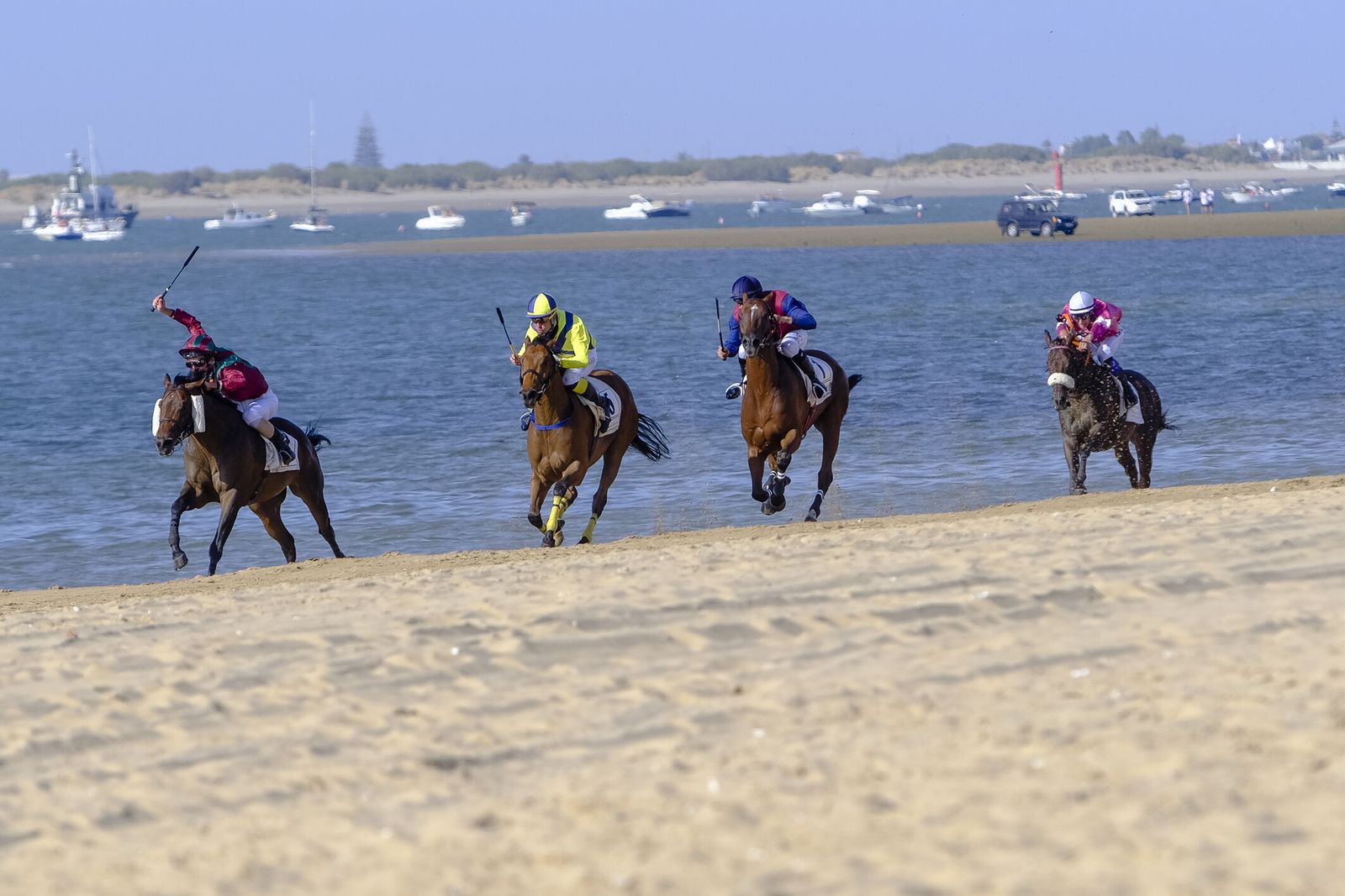 El segundo día del primer ciclo de las carreras en la playa de Sanlúcar acaba este viernes.