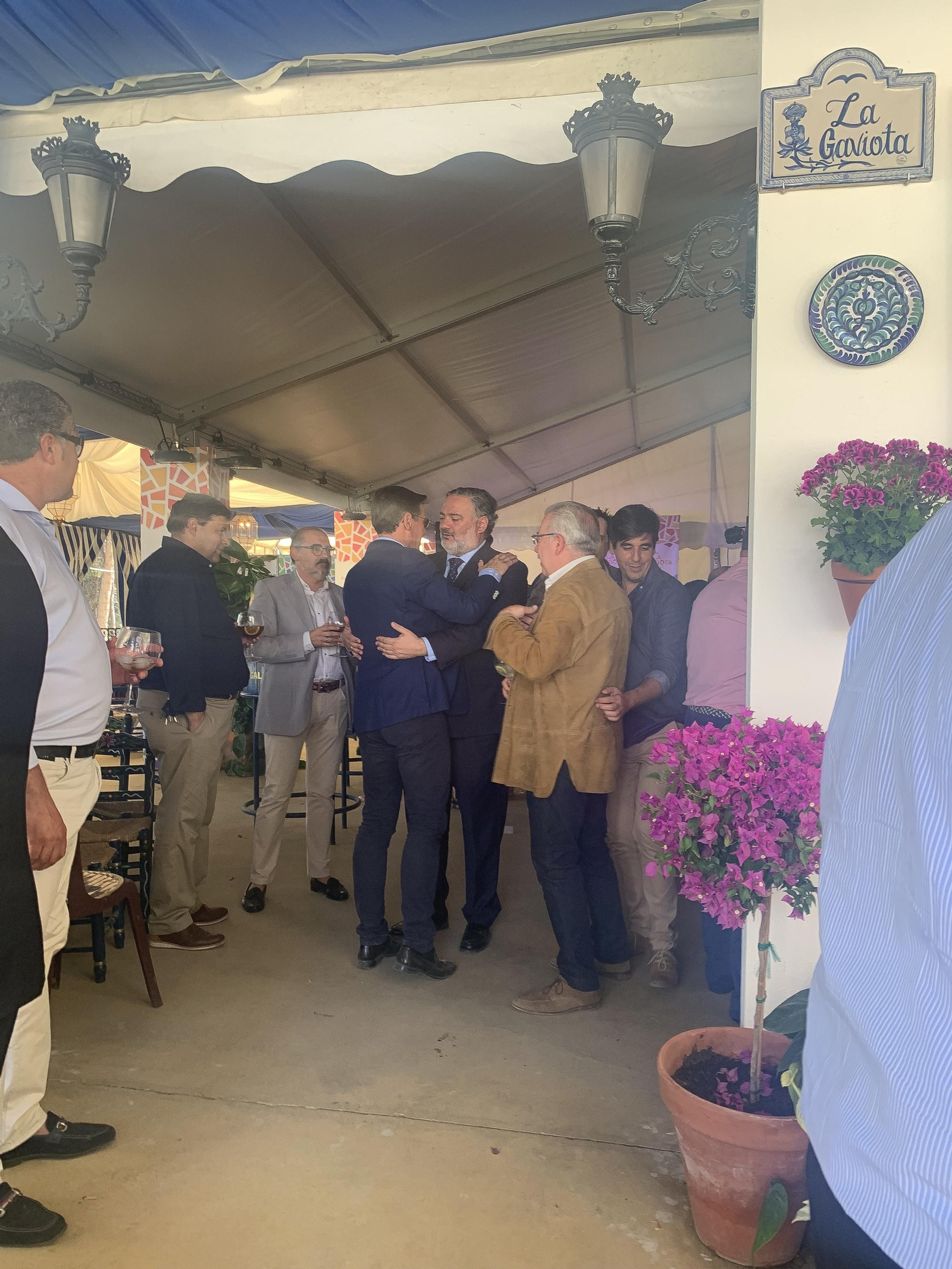 Luis Salvador visita La Gaviota y se saluda con Pablo García.