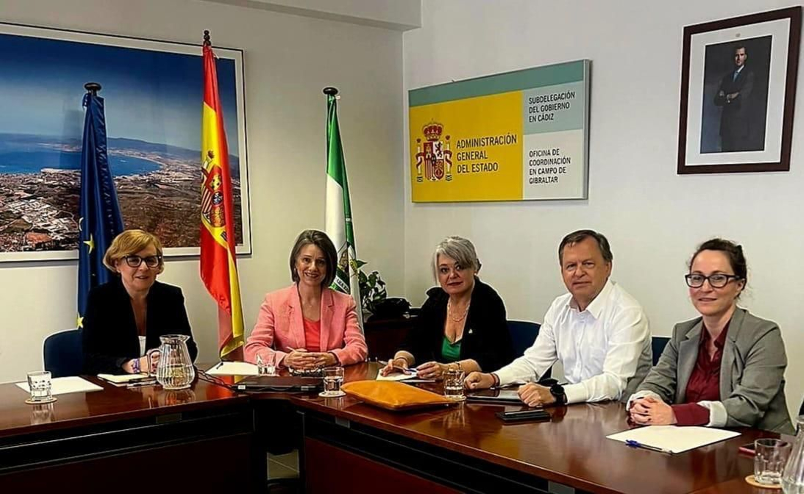 La subdelegada del gobierno en Cádiz con los responsables de Cepsa.