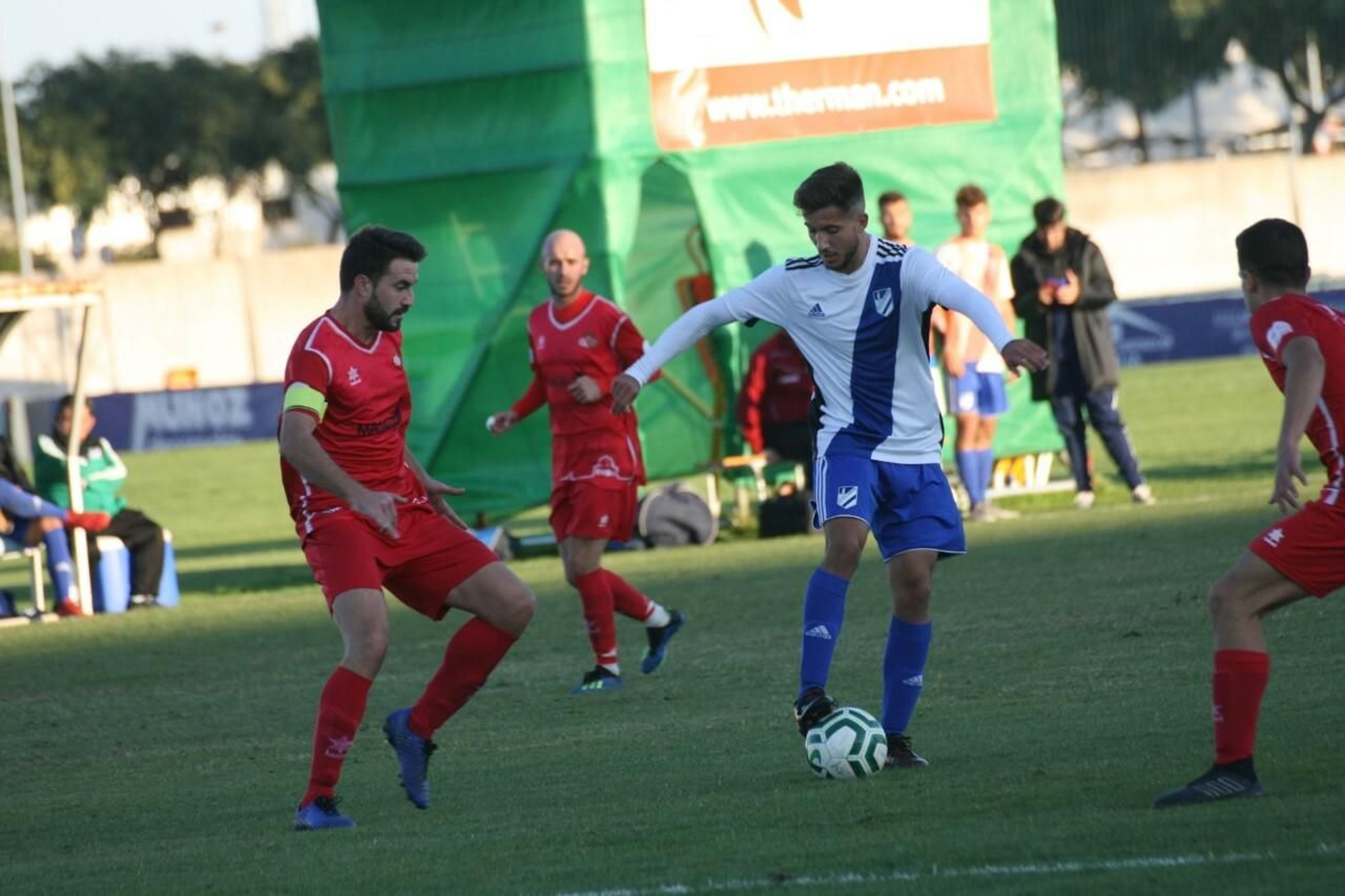 El capitán chiclanero intenta cortar un avance de Juanma Galán.