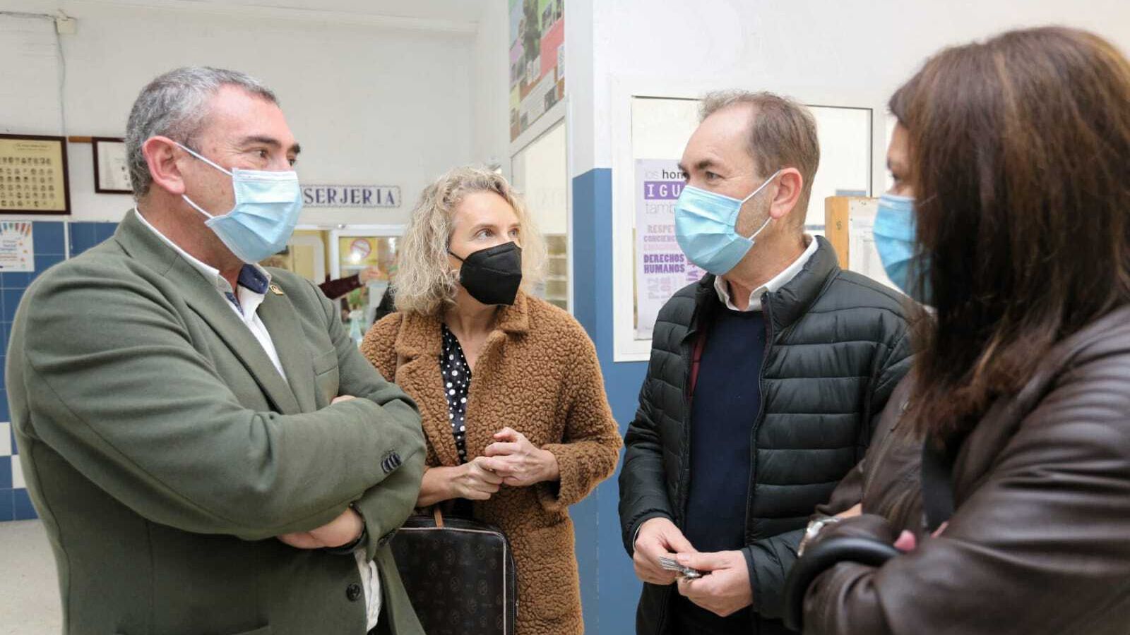 Otro momento de la visita del delegado territorial y la concejala al IES Pedro Muñoz Seca.