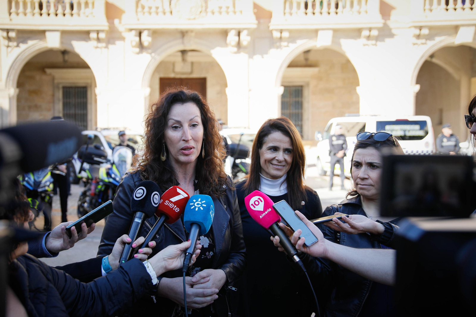 Presentación vehículos y motos policía local en imágenes