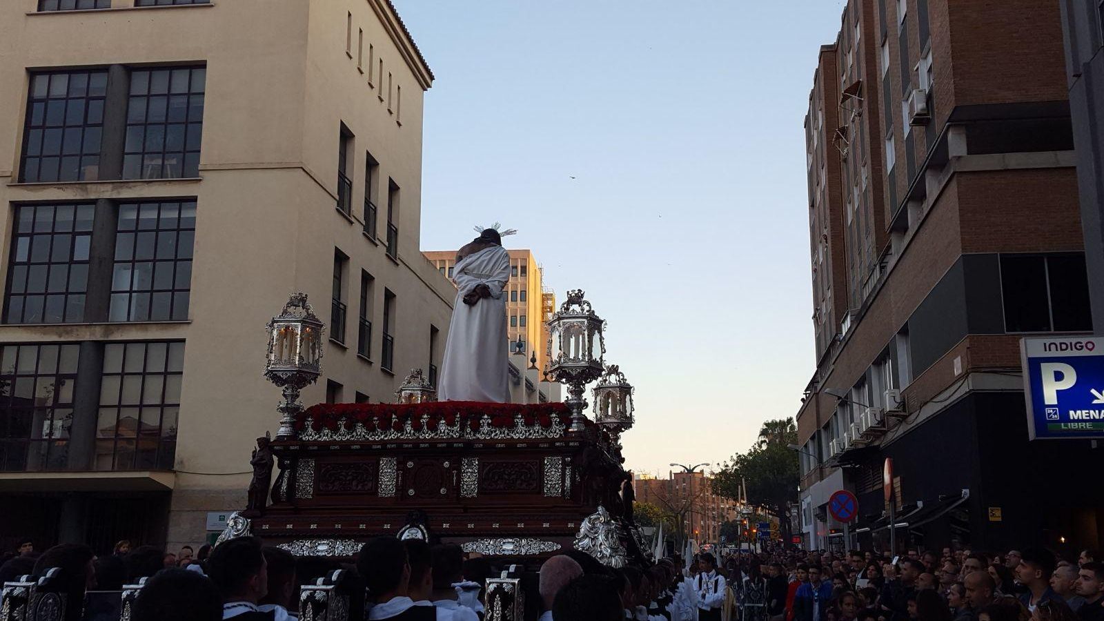 El Cristo de la Humillación se aproxima a la basílica de la Esperanza. El Cristo de la Humillación se aproxima a la basílica de la Esperanza.