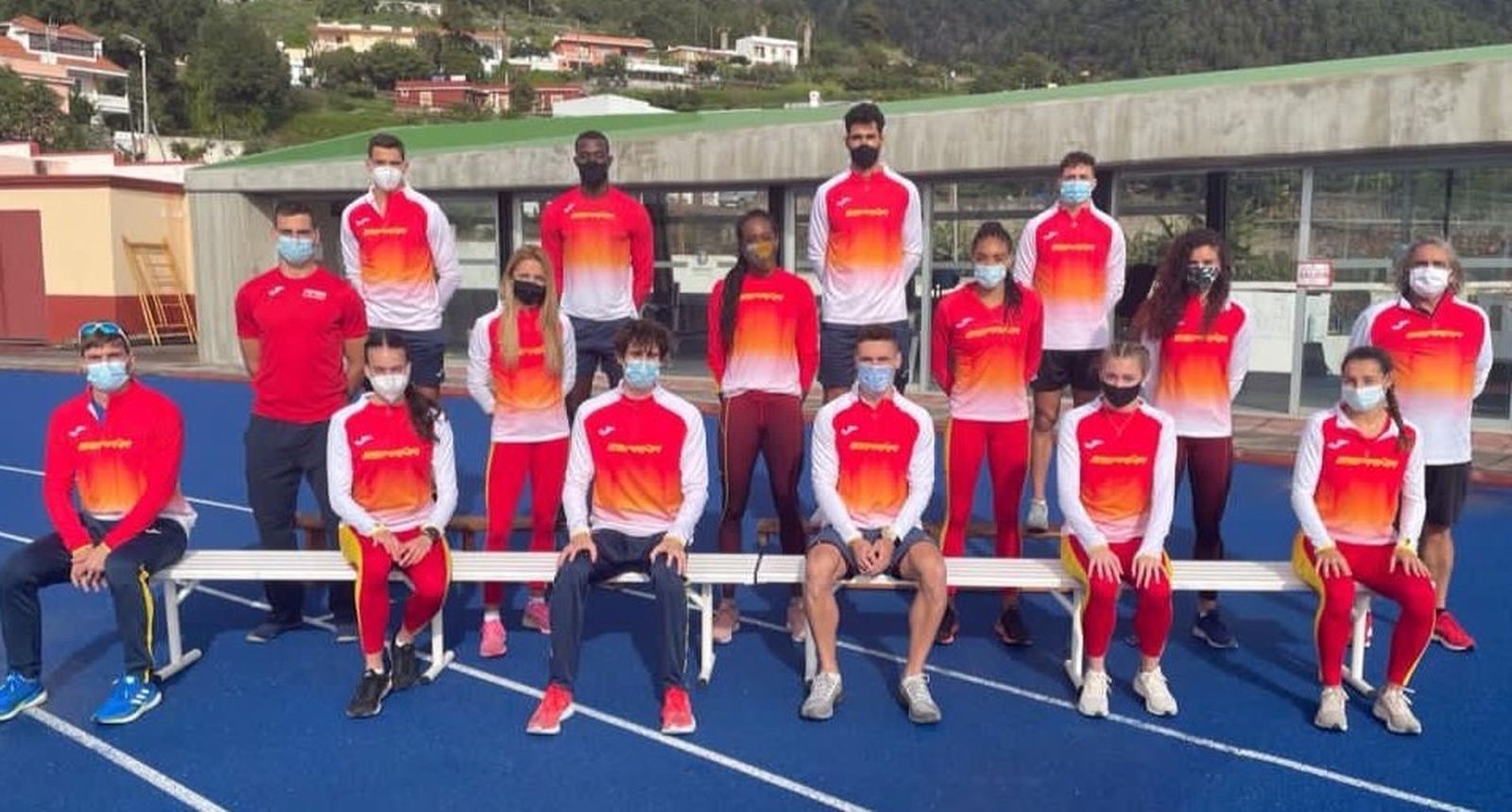 Carmen Áviles, sentada la segunda por la izquierda, durante la concentración en La Palma.