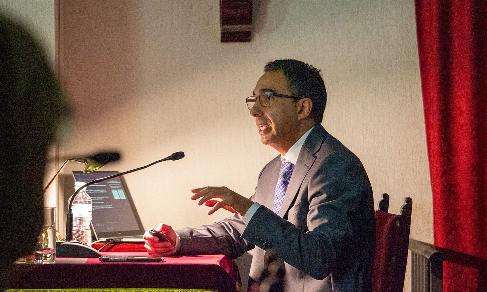 El doctor Cantero Lorente. durante su intervención la Academia San Dionisio de Jerez