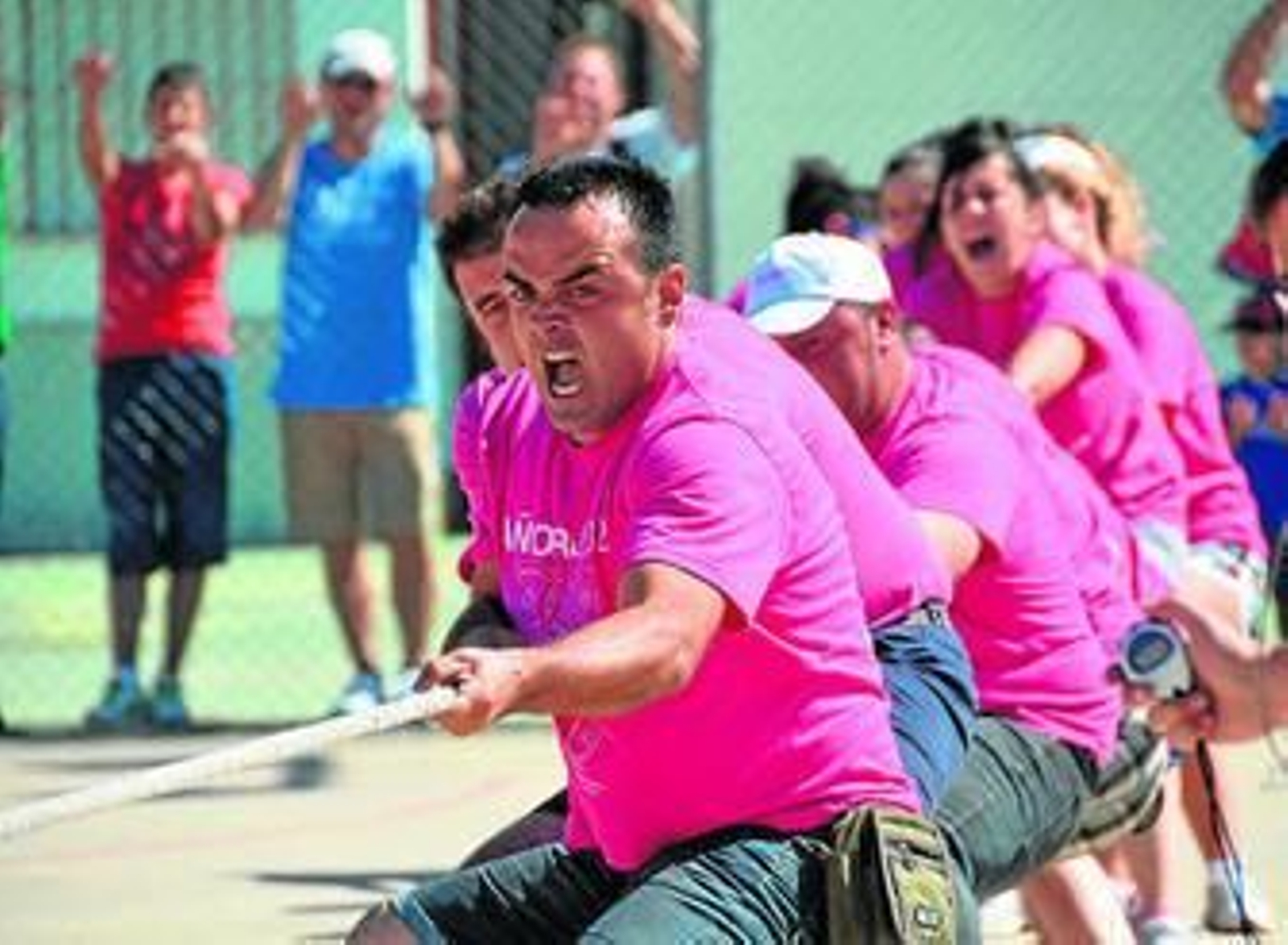 Participantes de las Olimpiadas compiten en el juego de la soga. Participantes de las Olimpiadas compiten en el juego de la soga.