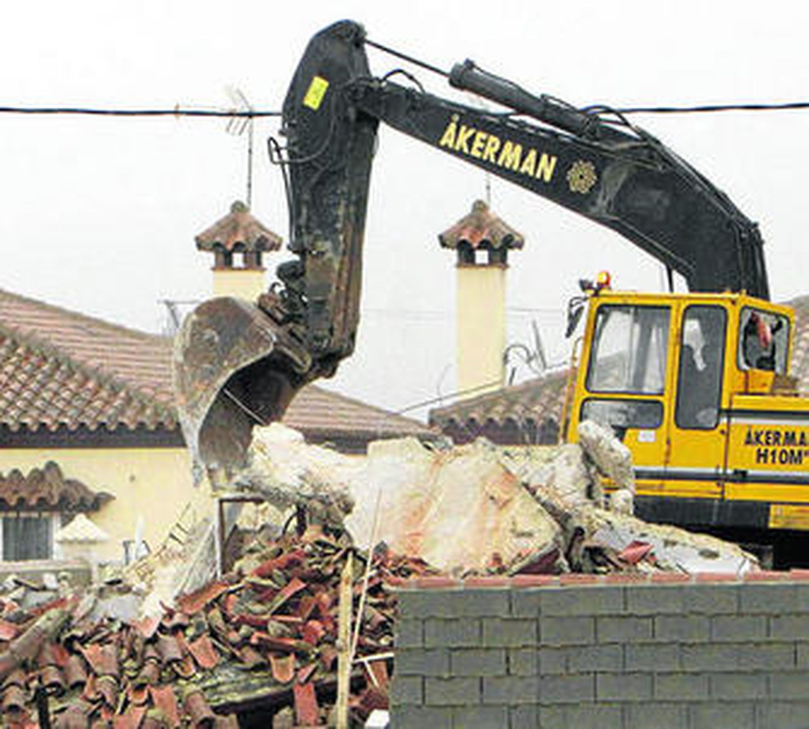 La piqueta en el momento de derrumbar la primera de la decena de viviendas situadas en el extrarradio de Chiclana.