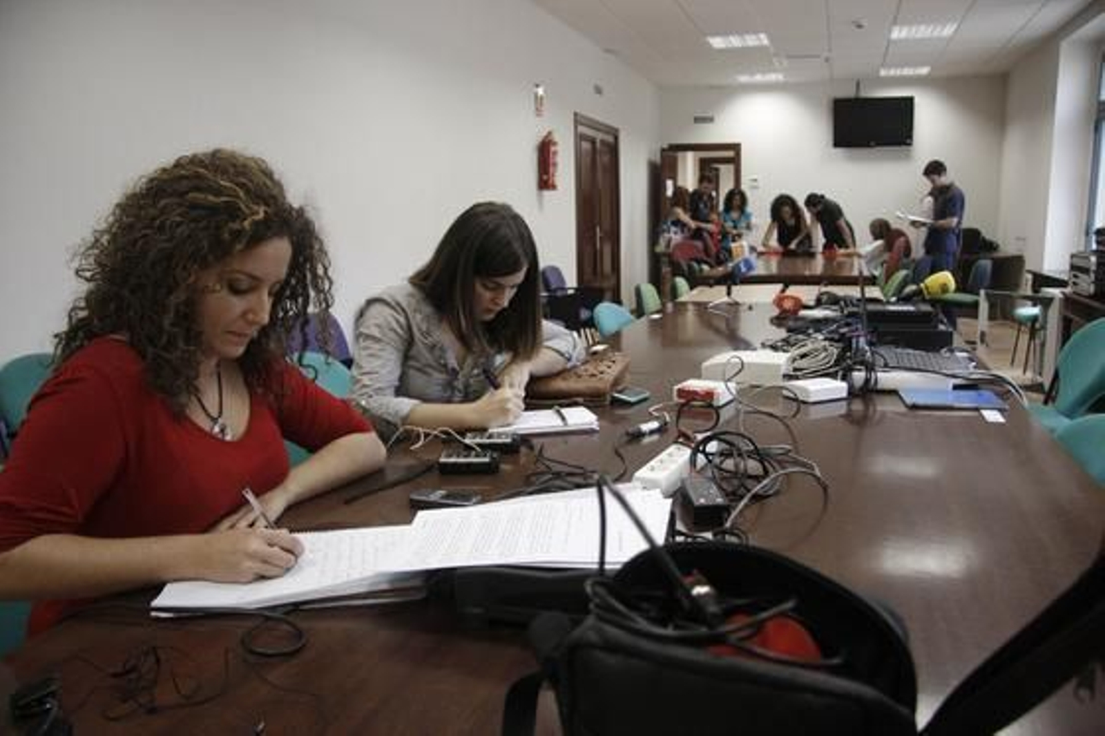 Varios periodistas trabajan en la sala de prensa habilitada en la Audiencia. 

Foto: Belén Vargas