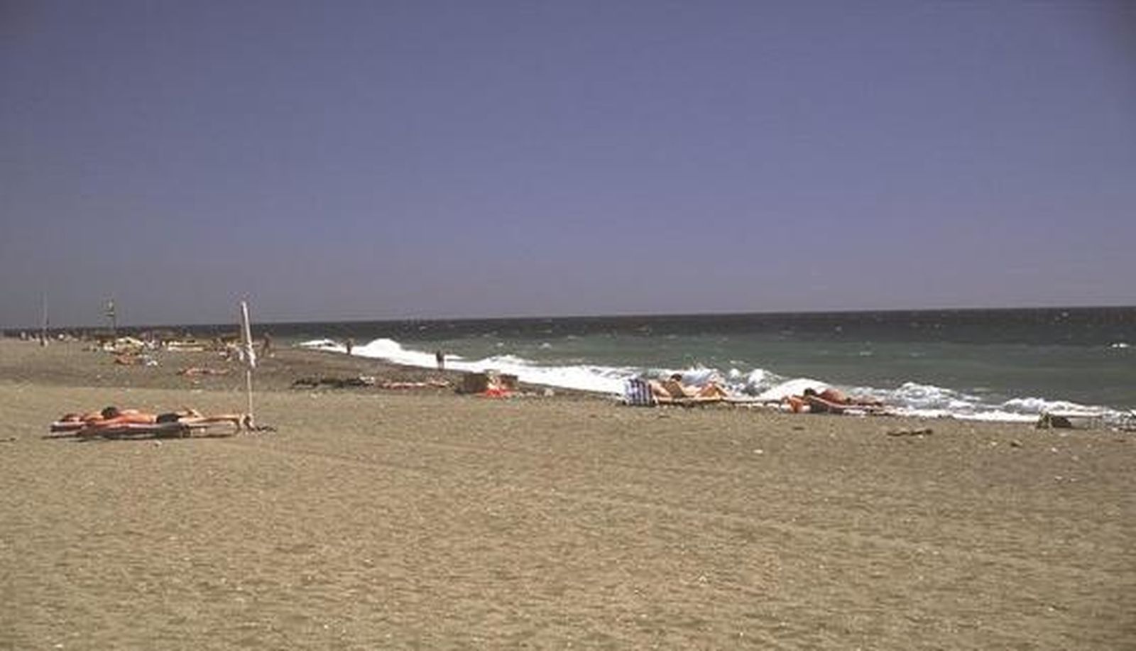 6. Algarrobo-Mezquitilla (Algarrobo)

El río Algarrobo marca la separación entre la playa de Mezquitilla y la zona de baño de la localidad homónima, en la costa de Málaga. De forma paralela al mar y a 3,5 kilómetros de distancia del casco urbano, se han construido varias urbanizaciones de apartamentos en primera línea. La playa de Algarrobo-Costa cuenta con el distintivo Q de calidad turística, marca que representa la calidad en el sector turístico español, así como con el distintivo de la Bandera Azul de la Unión Europea. También destaca la playa de Mezquitilla, un amplio arenal abierto al mar que se encuentra adornado de casitas bajas en primera línea de playa y de numerosas extensiones de cultivo, recomendado sobre todo para familias.

Foto: Turismo Costa del Sol