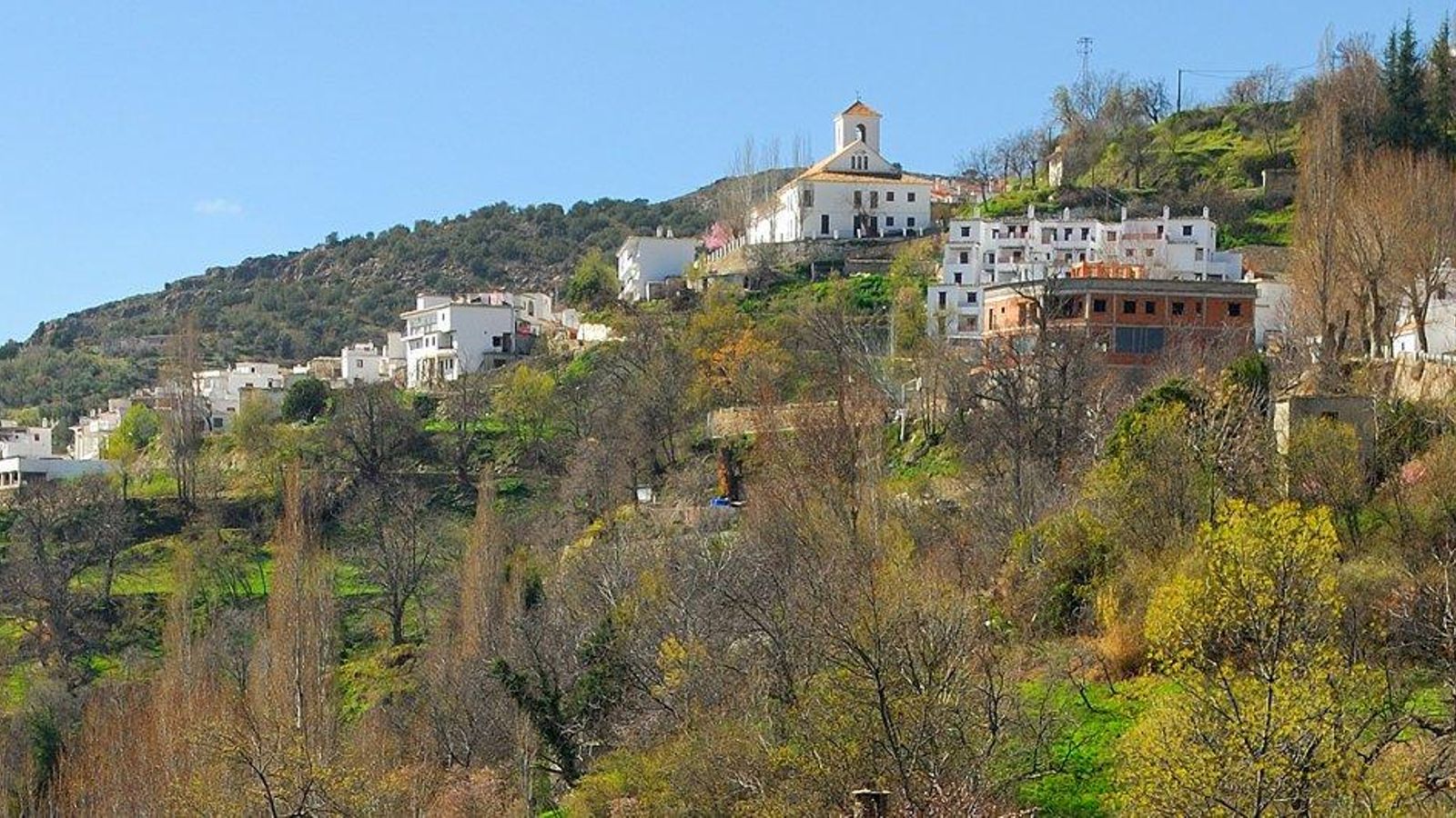 Mecina Bombarón desde uno de los senderos. Mecina Bombarón desde uno de los senderos.