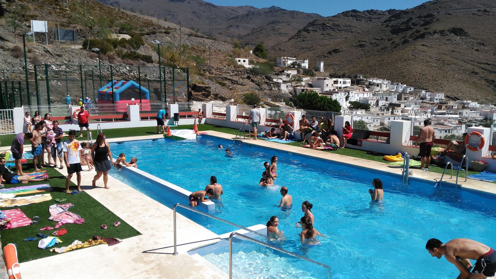 La piscina municipal, rehabilitada hace cuatro años, es uno de los principales centros de atención.