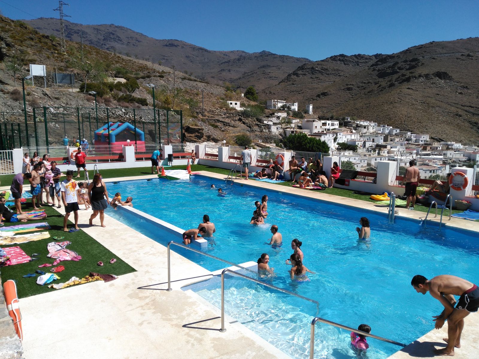 La piscina municipal, rehabilitada hace cuatro años, es una de los principales centros de atención.