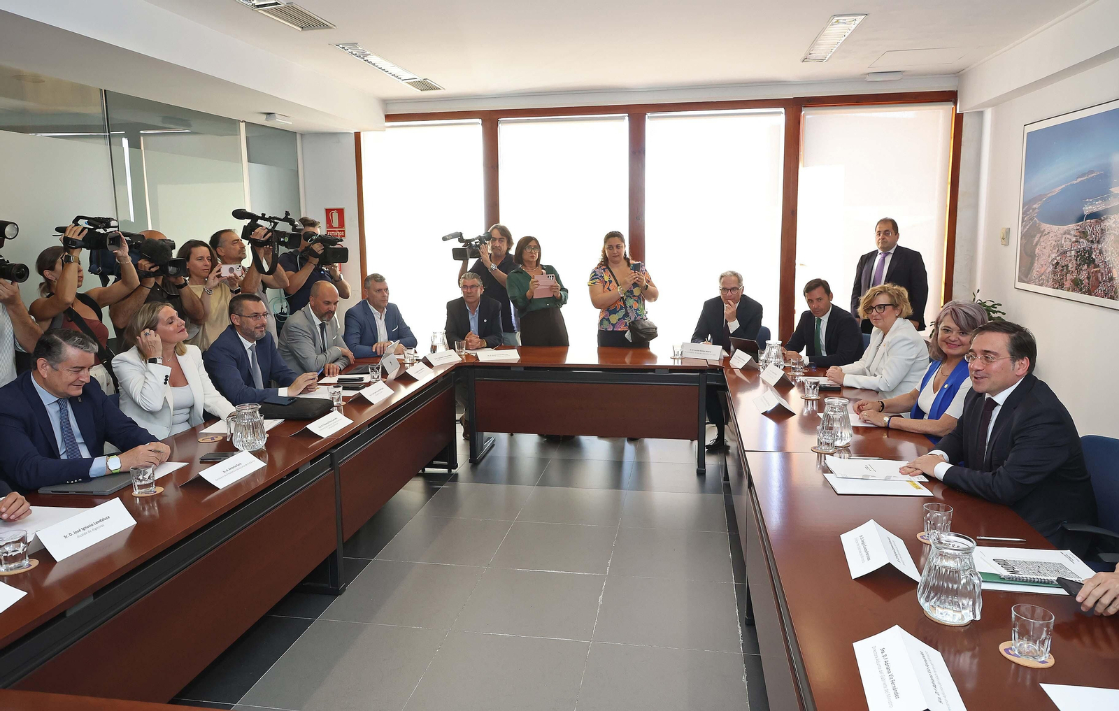 La reunión sobre el Brexit entre los alcaldes de la comarca y el ministro de Exteriores José Manuel Albares, en imágenes