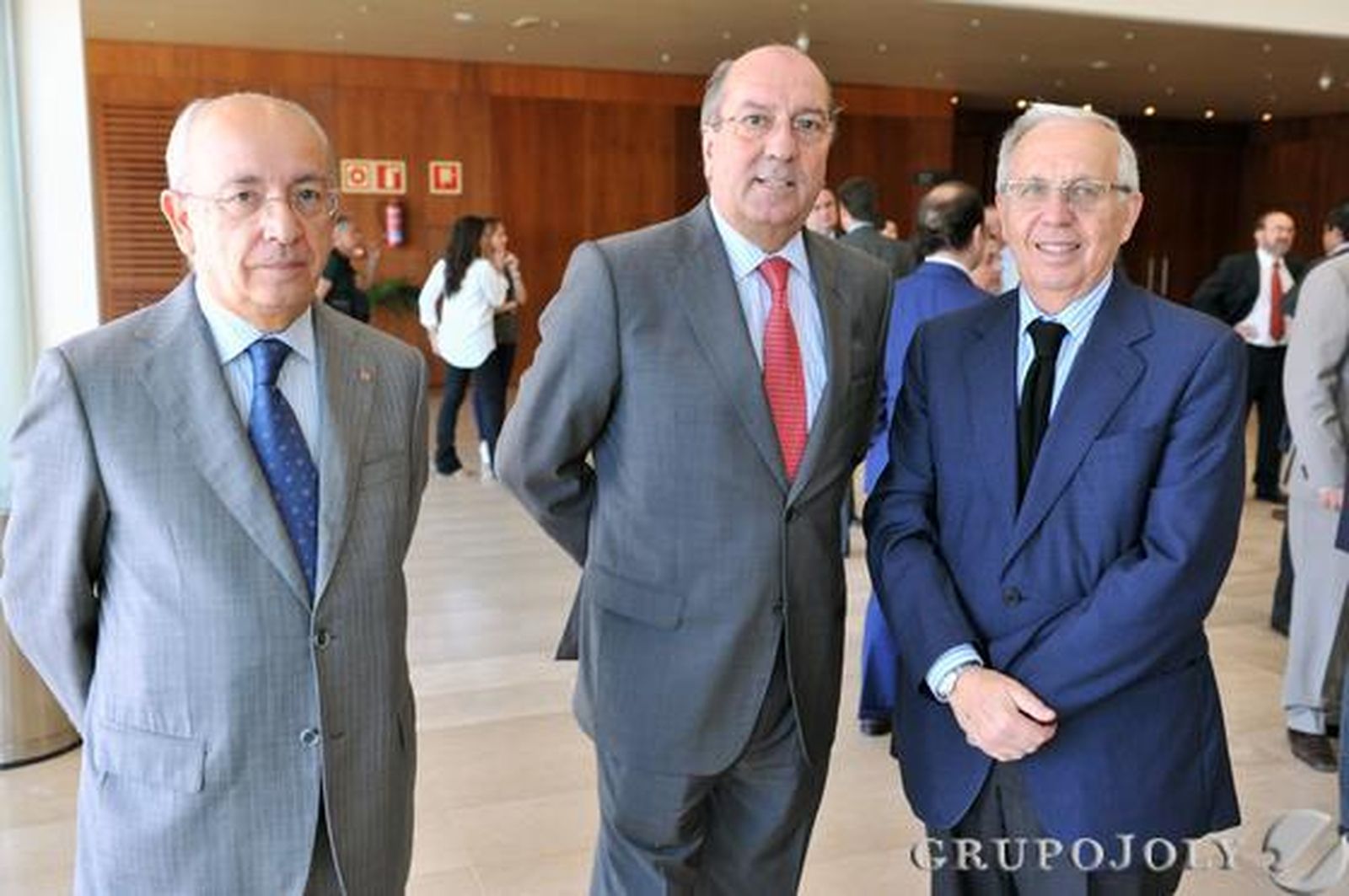 El ex alcalde de Sevilla Manuel del Valle: Juan Reguera, director ejecutivo de Territorio Sur de La Caixa, y José Luis Ballester, secretario del Consejo Editorial del Grupo Joly.

Foto: Victoria Hidalgo / Juan Carlos Vazquez
