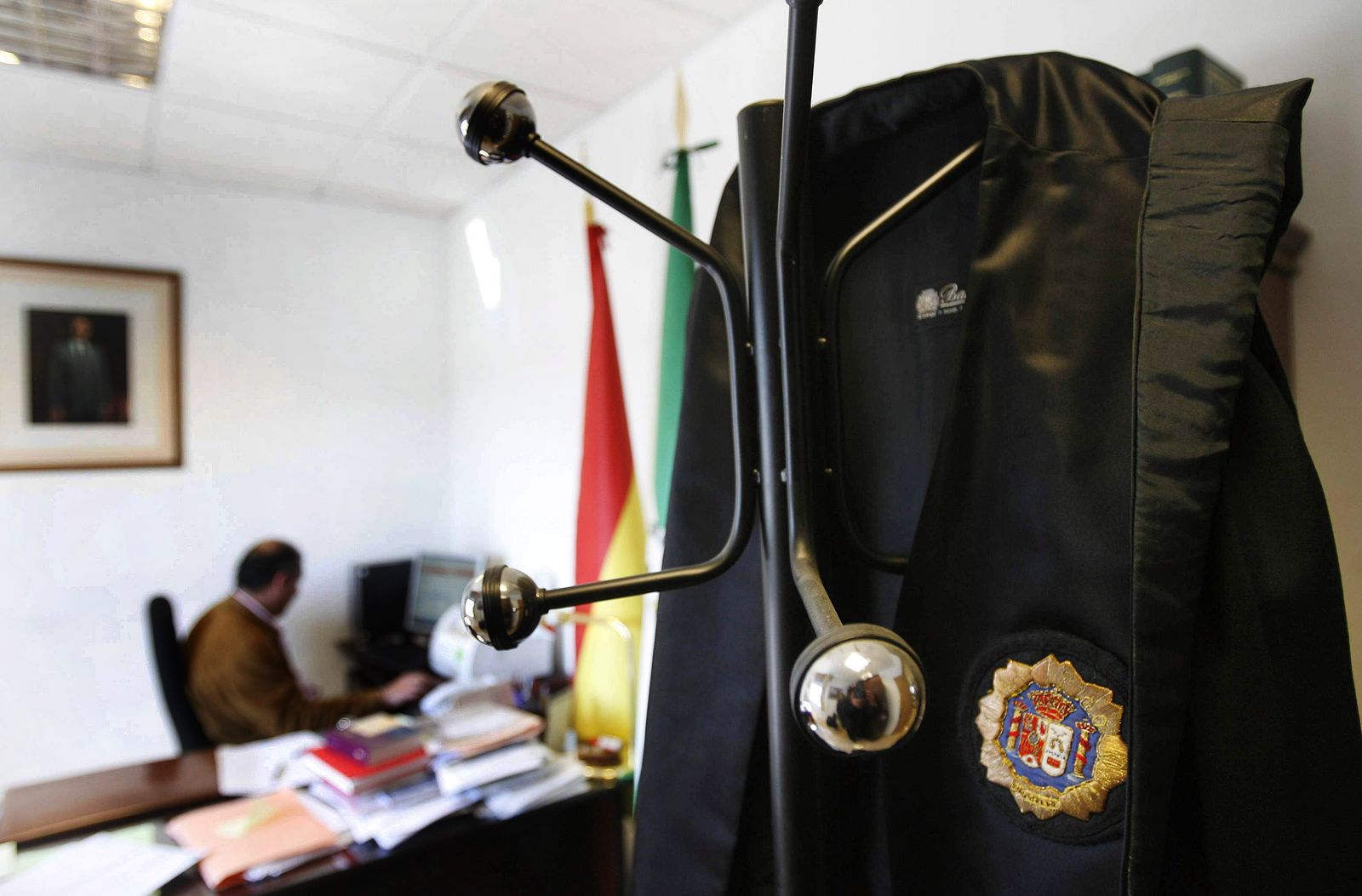 Un juez trabajando en su despacho