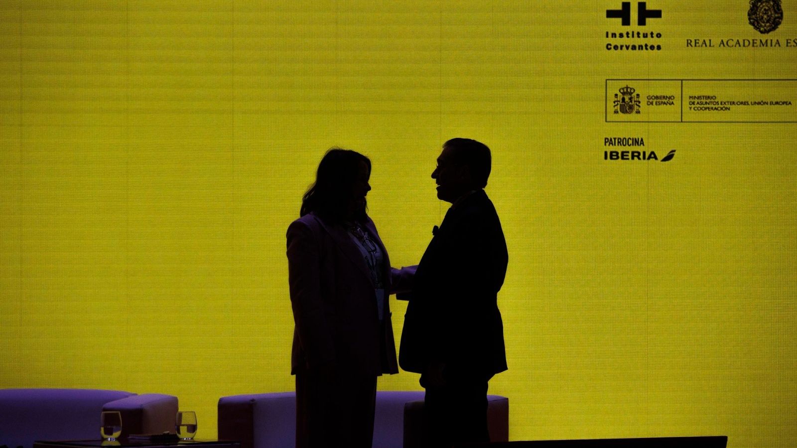 José Manuel Albares conversa con Genoveva Ruiz Calavera al finalizar la ponencia