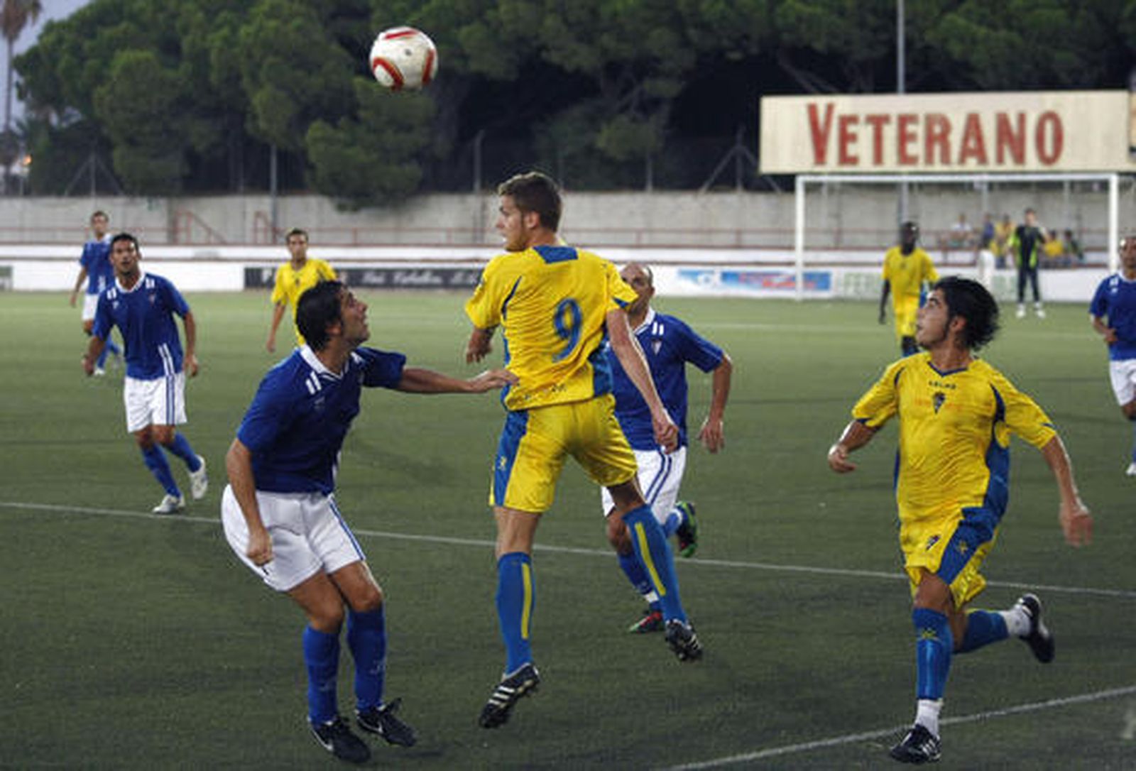 Hugo García toca el balón de cabeza ante la mirada de Dieguito. 

Foto: Fito Carreto