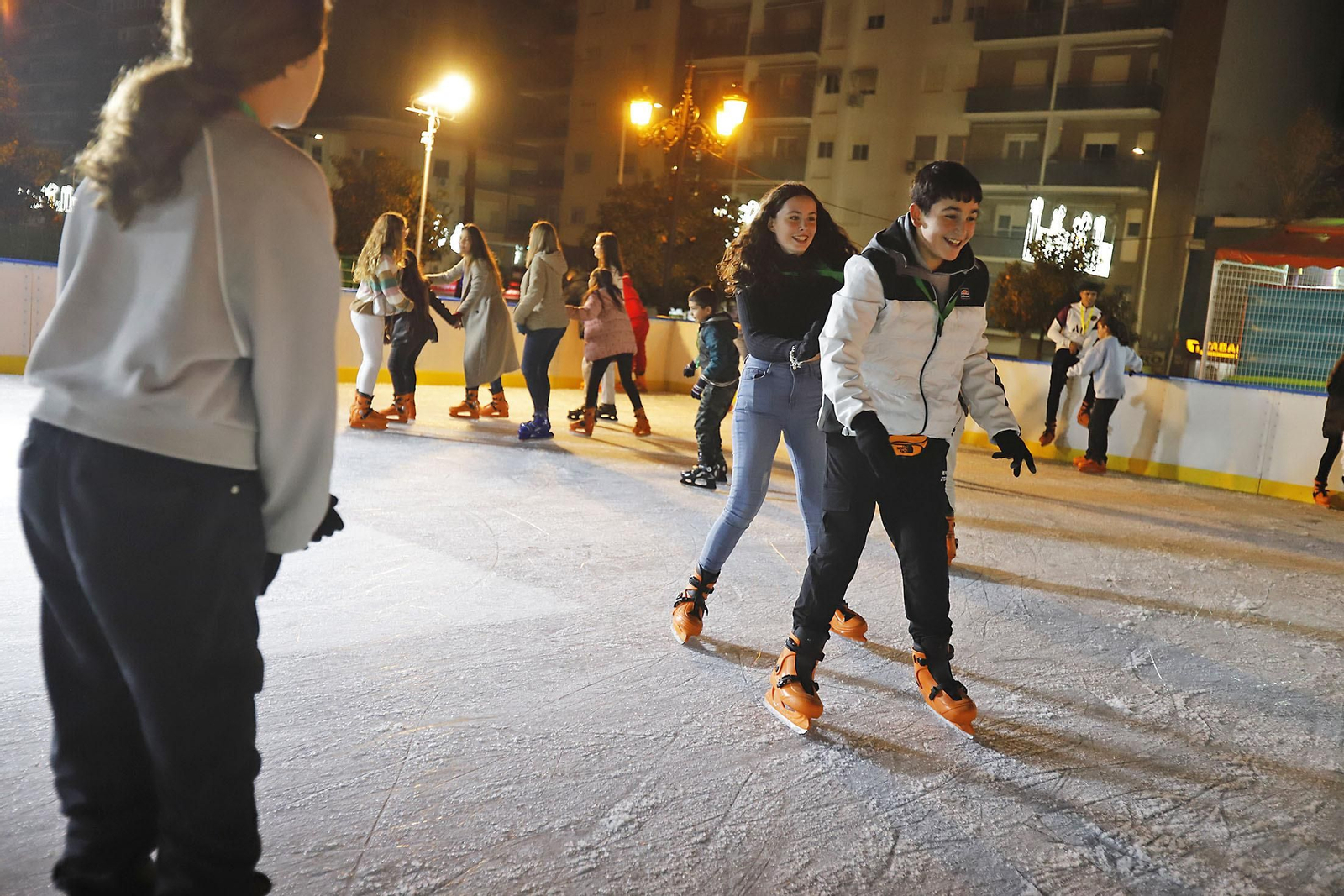 Imágenes de la pista de hielo en Isla Chica por Navidad