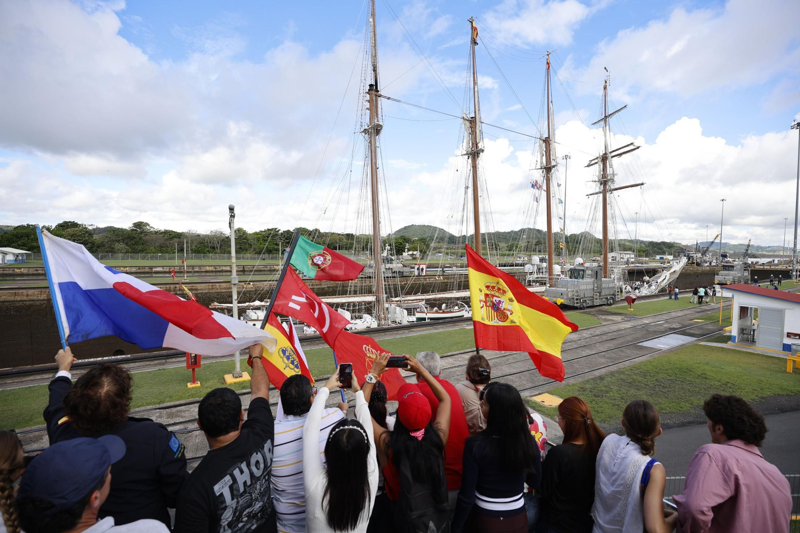 Así ha cruzado el 'Juan Sebastián de Elcano' el Canal de Panamá