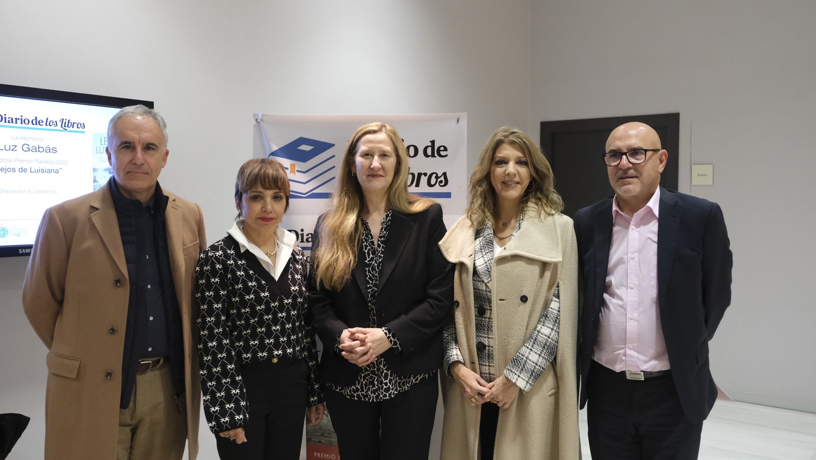 Imágenes del Diario de los Libros con la escritora ganadora del Premio Planeta 2022, Luz Gabás