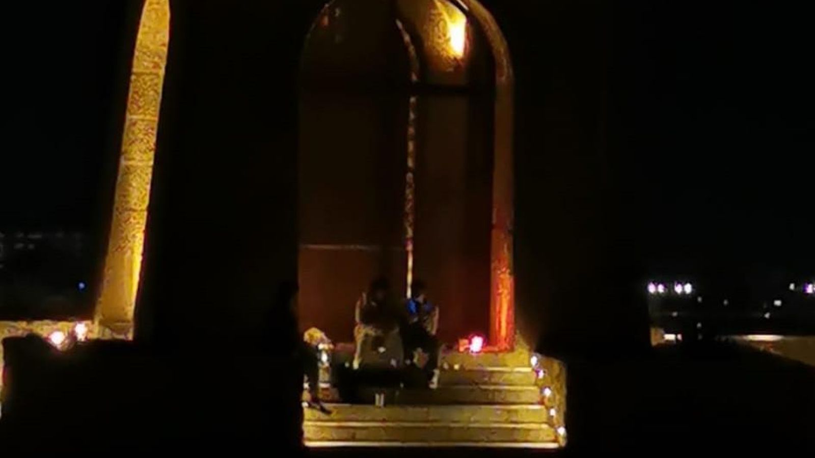 Imagen captada por vecinos de botellón bajo el Sagrado Corazón