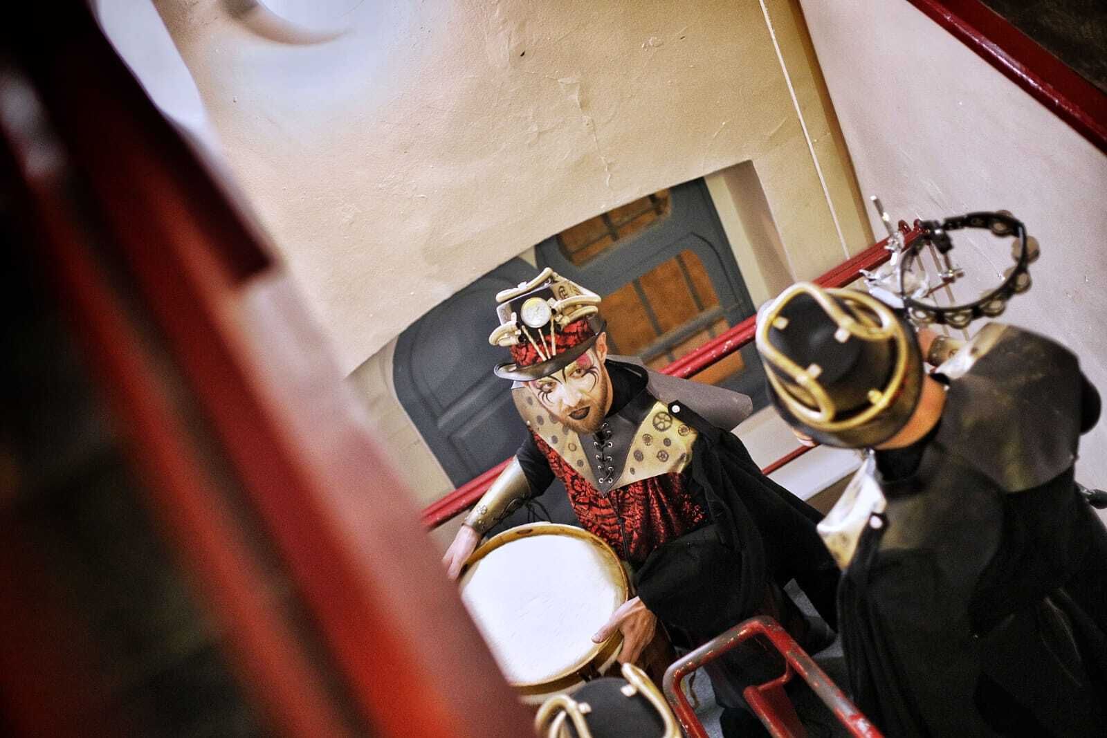 Comparsa 'Los torneros' en camerinos.