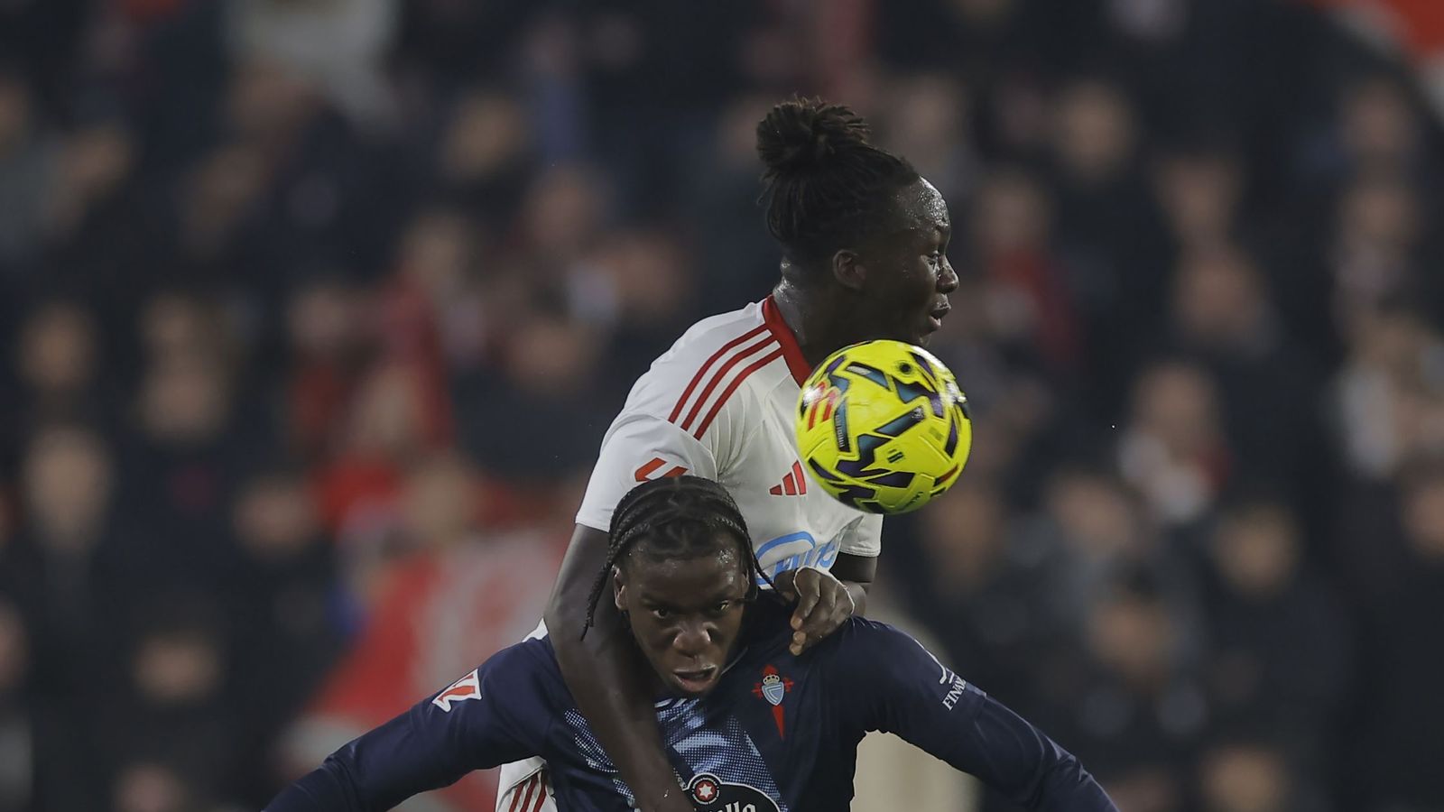 Mendy salta con poderío por encima de Moriba.