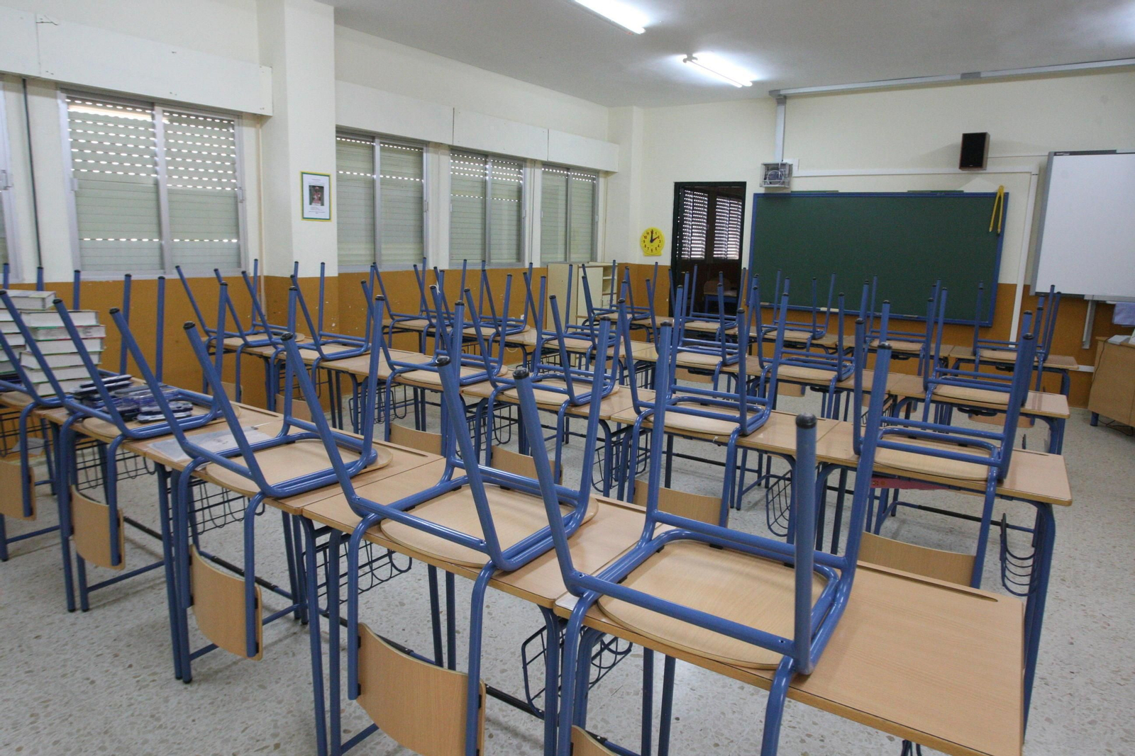 Aula de un colegio tras acabar el curso escolar.
