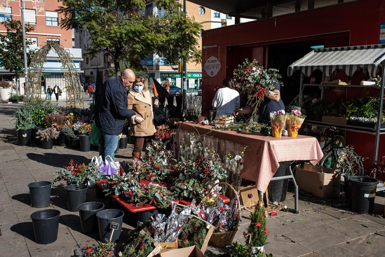 Las últimas compras en el Mercado del Carmen antes de Navidad, en imágenes