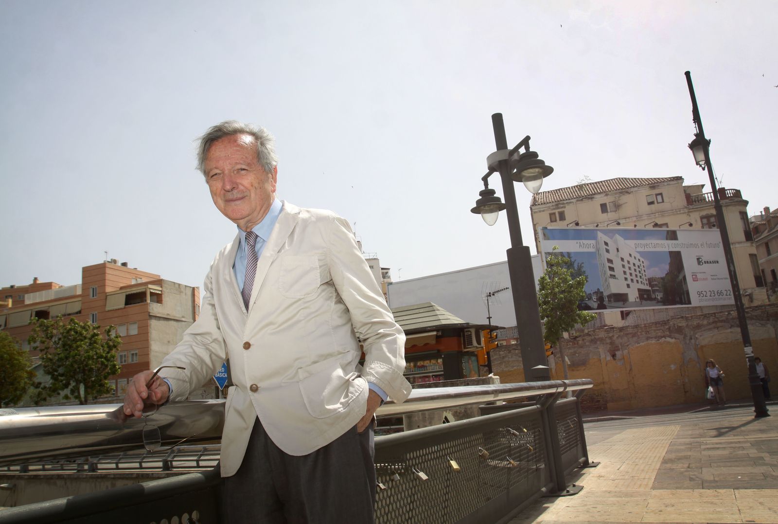 El arquitecto Rafael Moneo, con el diseño del hotel al fondo durante una visita a Málaga.
