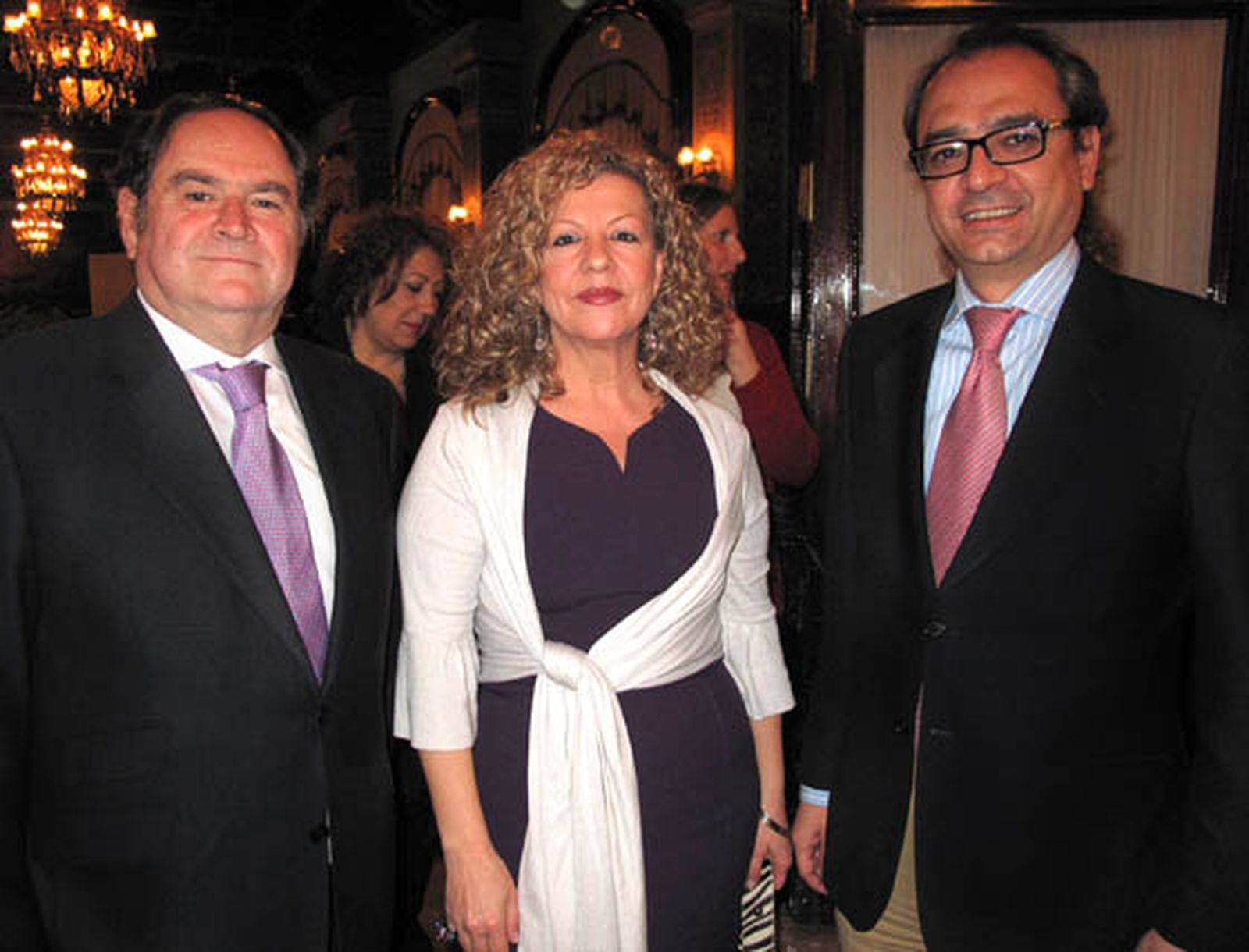 José Manuel Flores, presidente de la asociación Provincial Intersectorial de Empresarios Autónomos, CEAT; Ana Alonso, presidenta de la Federación Andaluza de Mujeres Empresarias (FAME), y Javier Prieto, gerente de Diario de Sevilla.

Foto: Victoria Ramírez