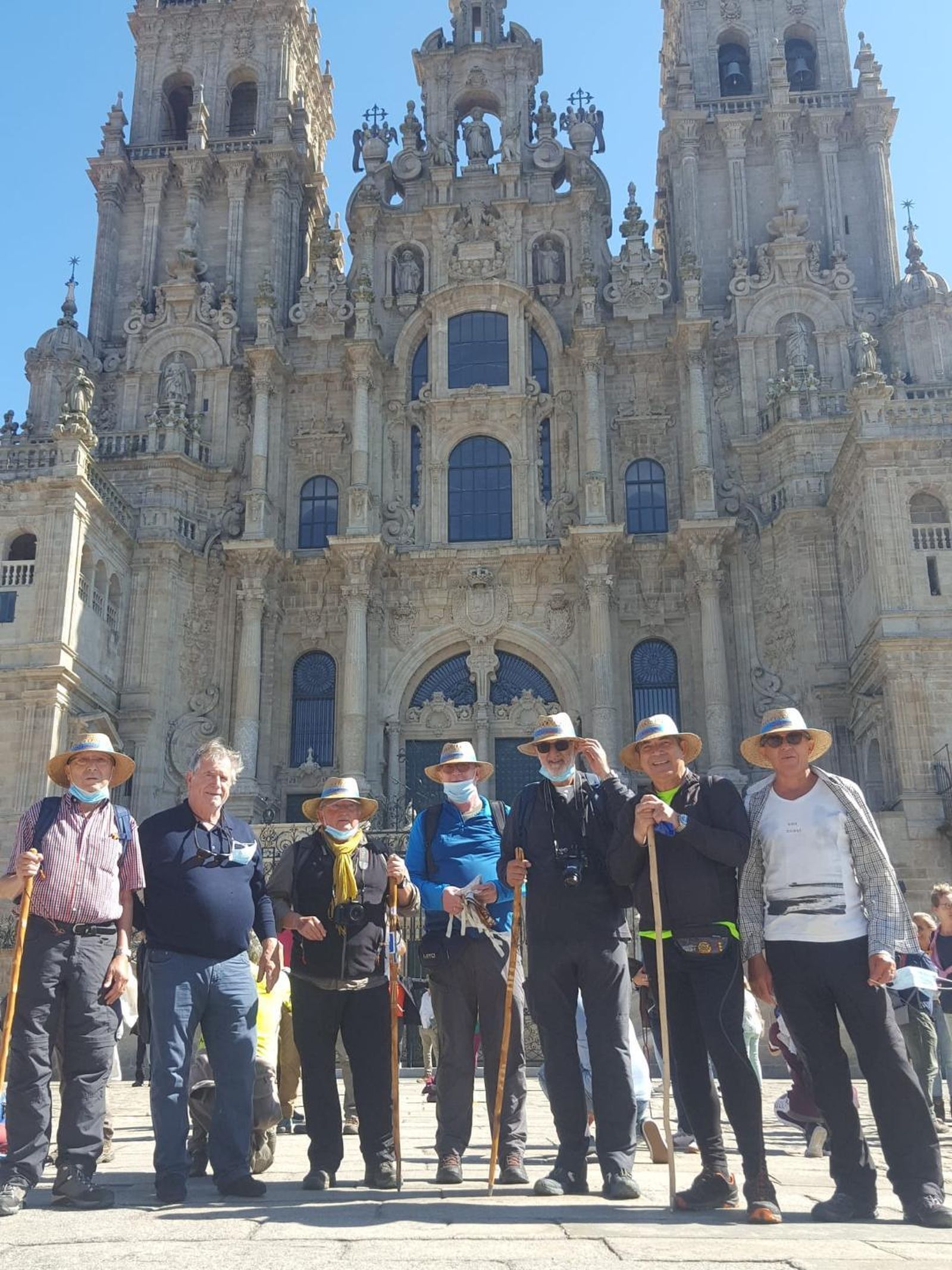 Manolo Rodríguez,  Mikel Elorza, Daniel Vázquez, Antonio Mansilla, José María Reguera, Miguel Bernal y José Luis Banco, al llegar a Santiago, tras finalizar el V Camino de Santiago.