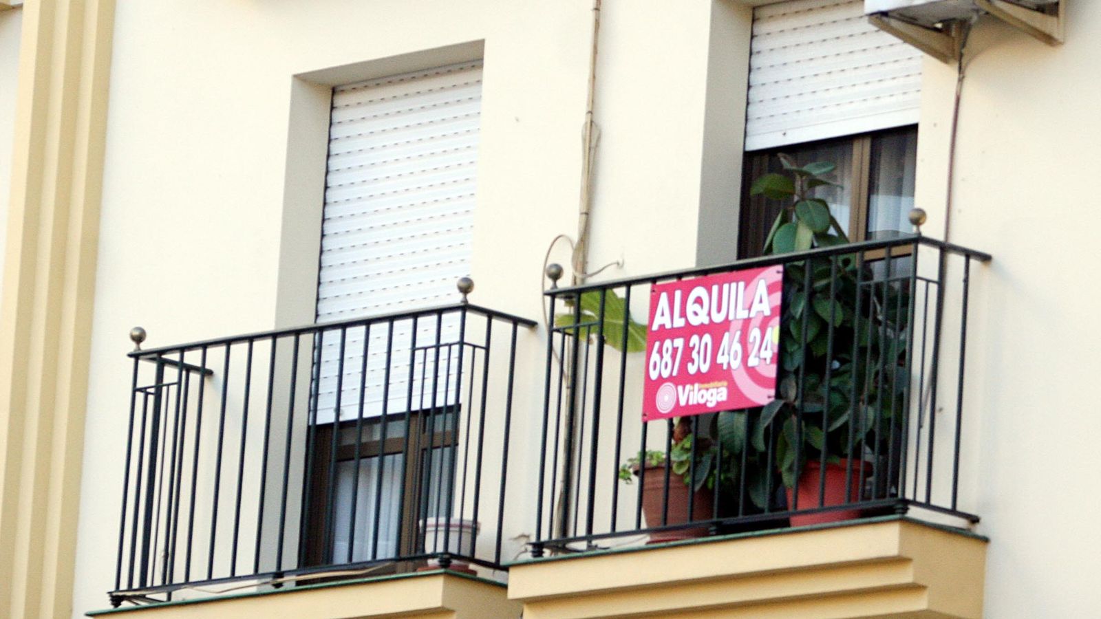Cartel de 'se alquila' en el balcón de una vivienda de Huelva.
