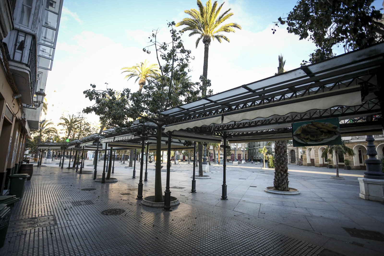 Imágenes del estado de alarma en Cádiz por el coronavirus durante la tarde del 16 de marzo