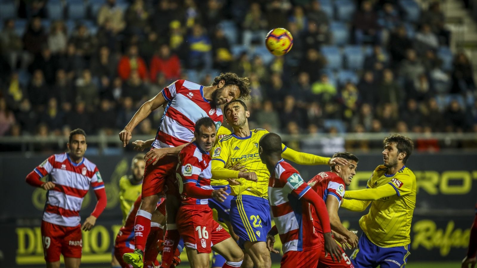 Germán, que volvió a cuajar un gran encuentro, despeja de cabeza ante Kecojevic.