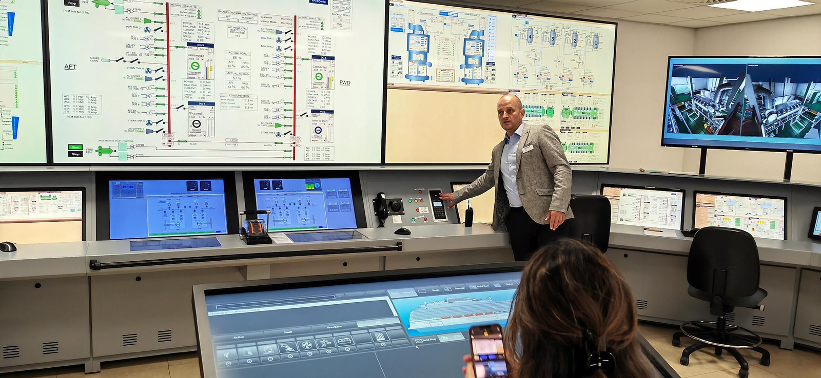 Stanislav Davidov, instructor principal técnico, en uno de los simuladores de la sala de control del motor en el CSMART