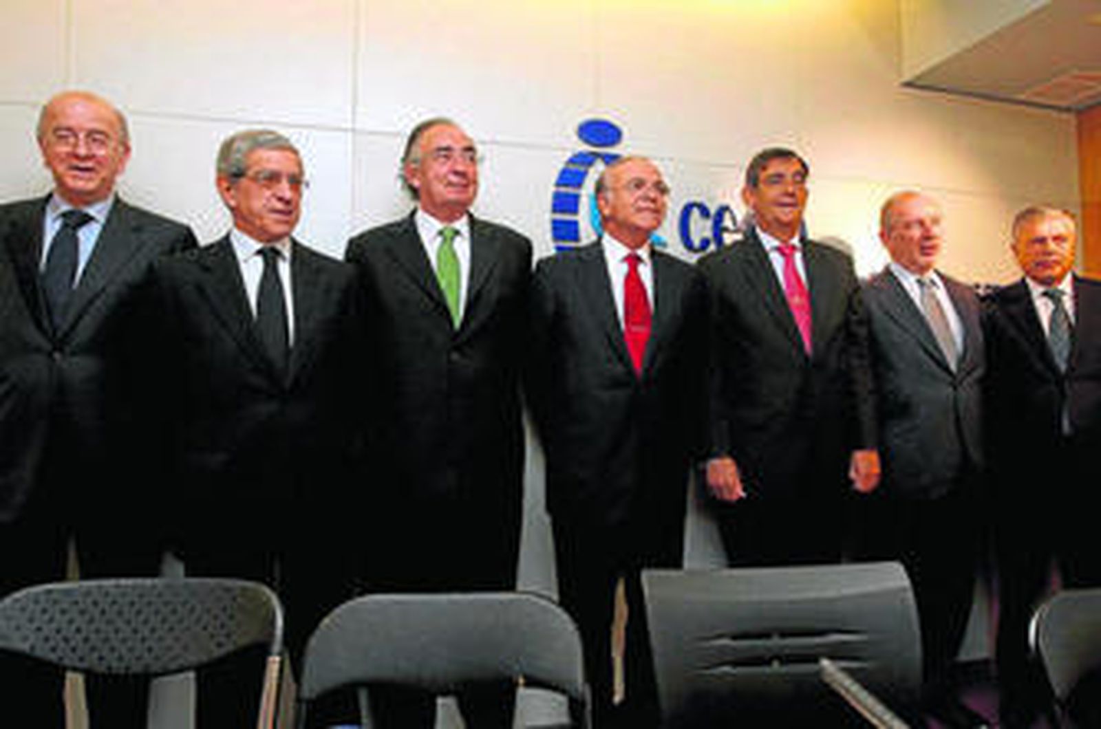 El presidente de la CECA, Isidro Fainé (centro), junto a su comisión ejecutiva, en un encuentro reciente.