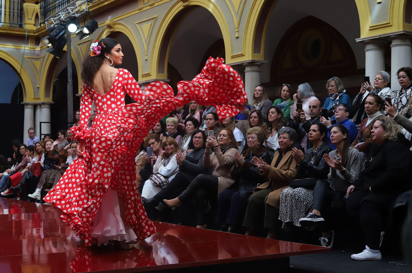 Huelva Flamenca 2023. Imágenes del desfile benéfico de El Ajolí a favor de Cruz Roja Española