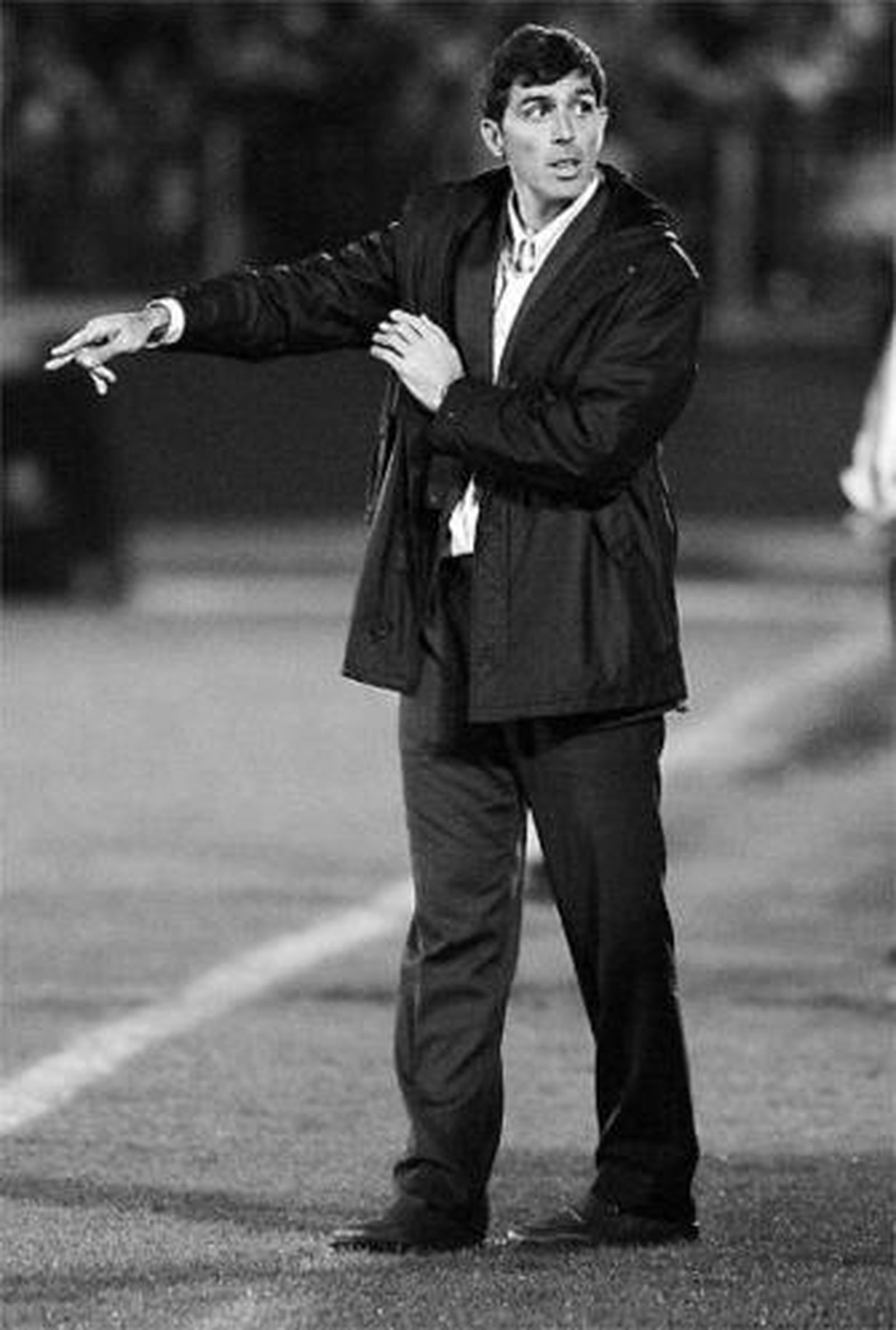 Muñiz mira a los miembros de su banquillo, en La Rosaleda.