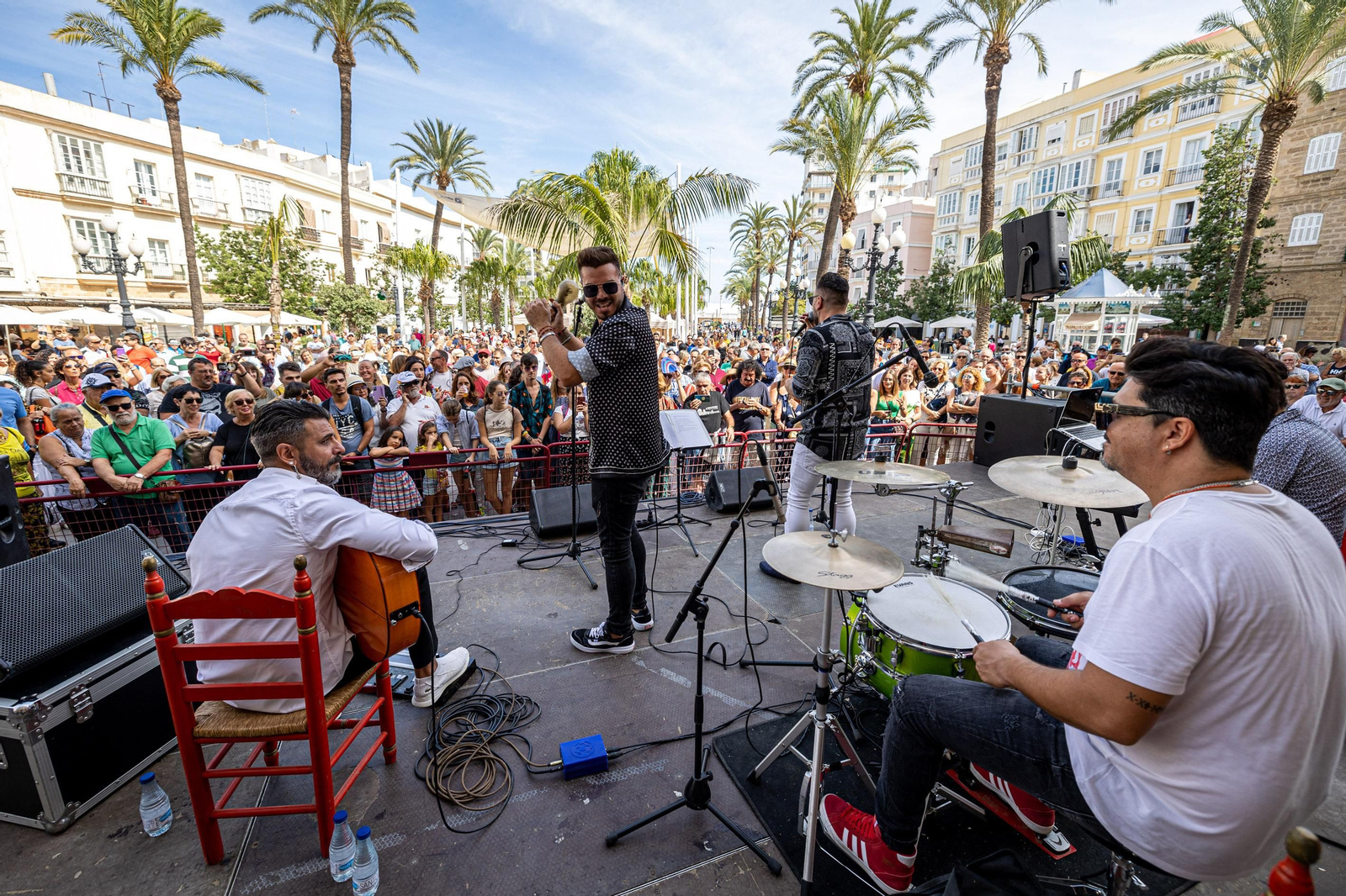 Búscate en SailGP Cádiz: La ciudad disfruta del ambiente del domingo con las actividades, las carreras y los bares