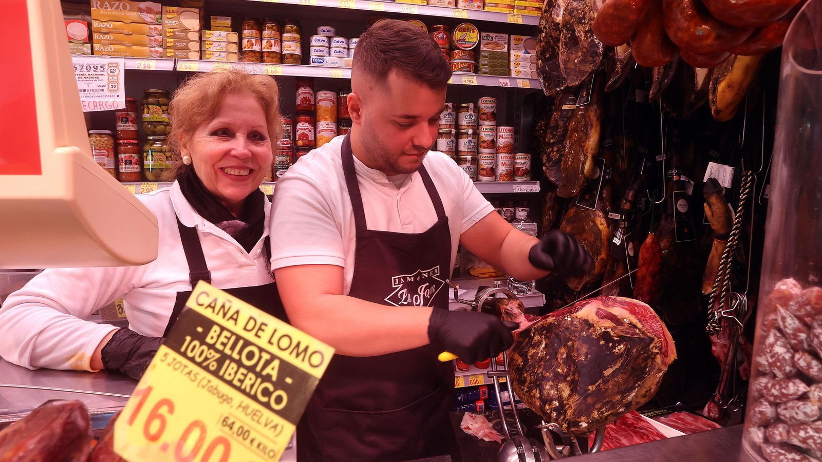 Alfredo Cruz Rebollo pela un jamón.