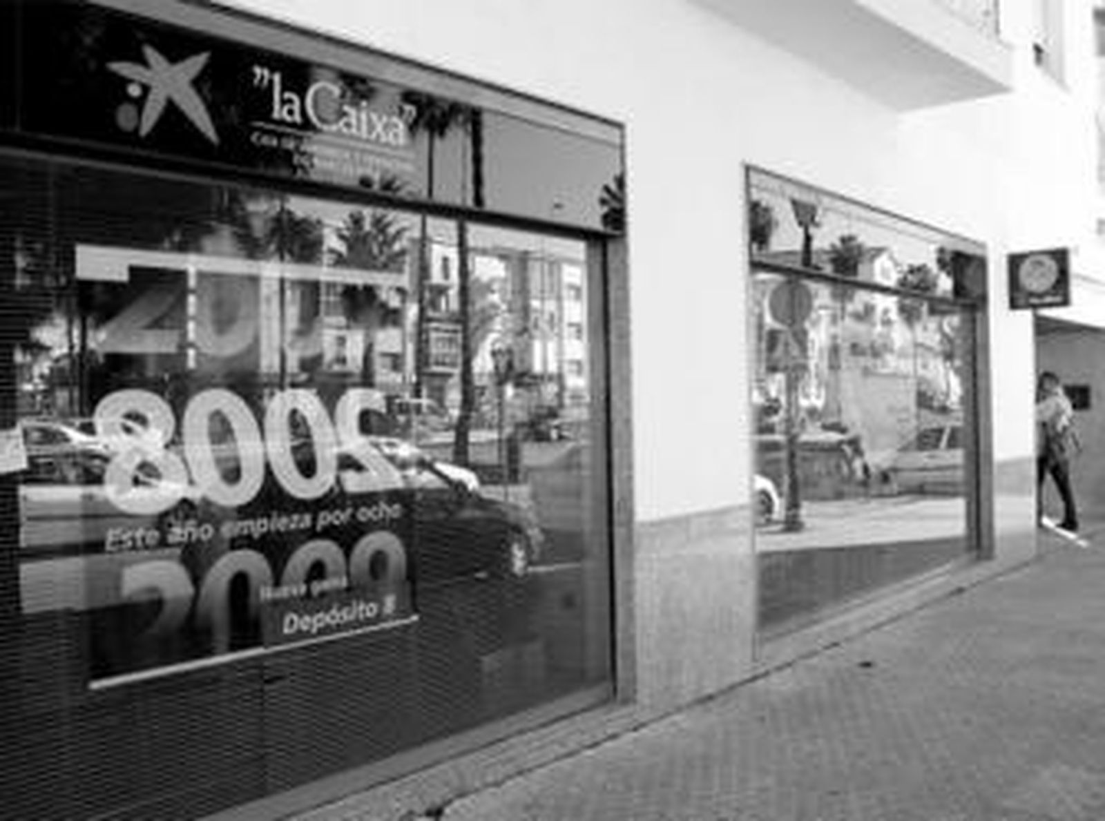 Exterior de la sucursal de La Caixa, en la avenida del Tejar, atracada en la mañana de ayer.