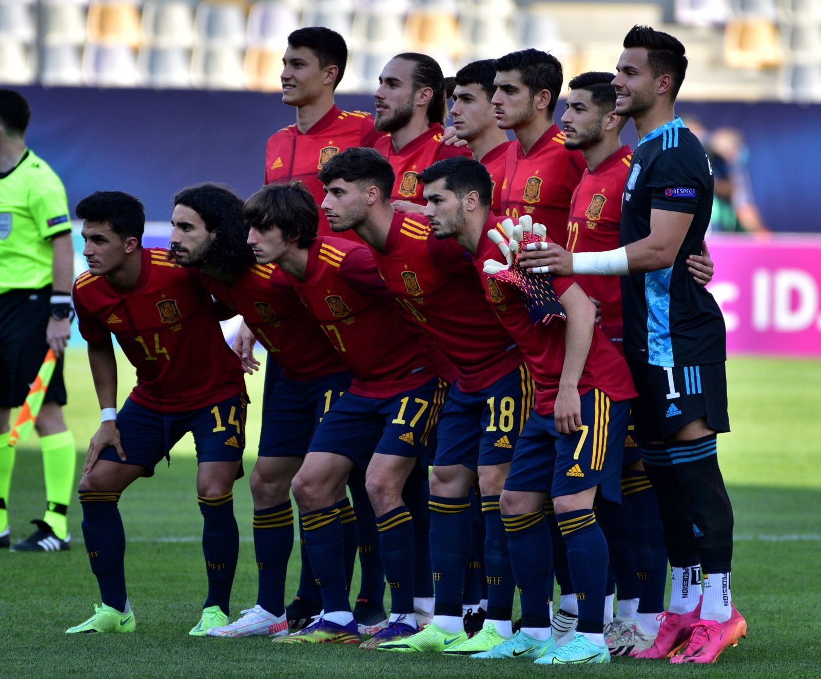 La formación en Maribor de España sub 21, con Bryan Gil abajo en el centro.
