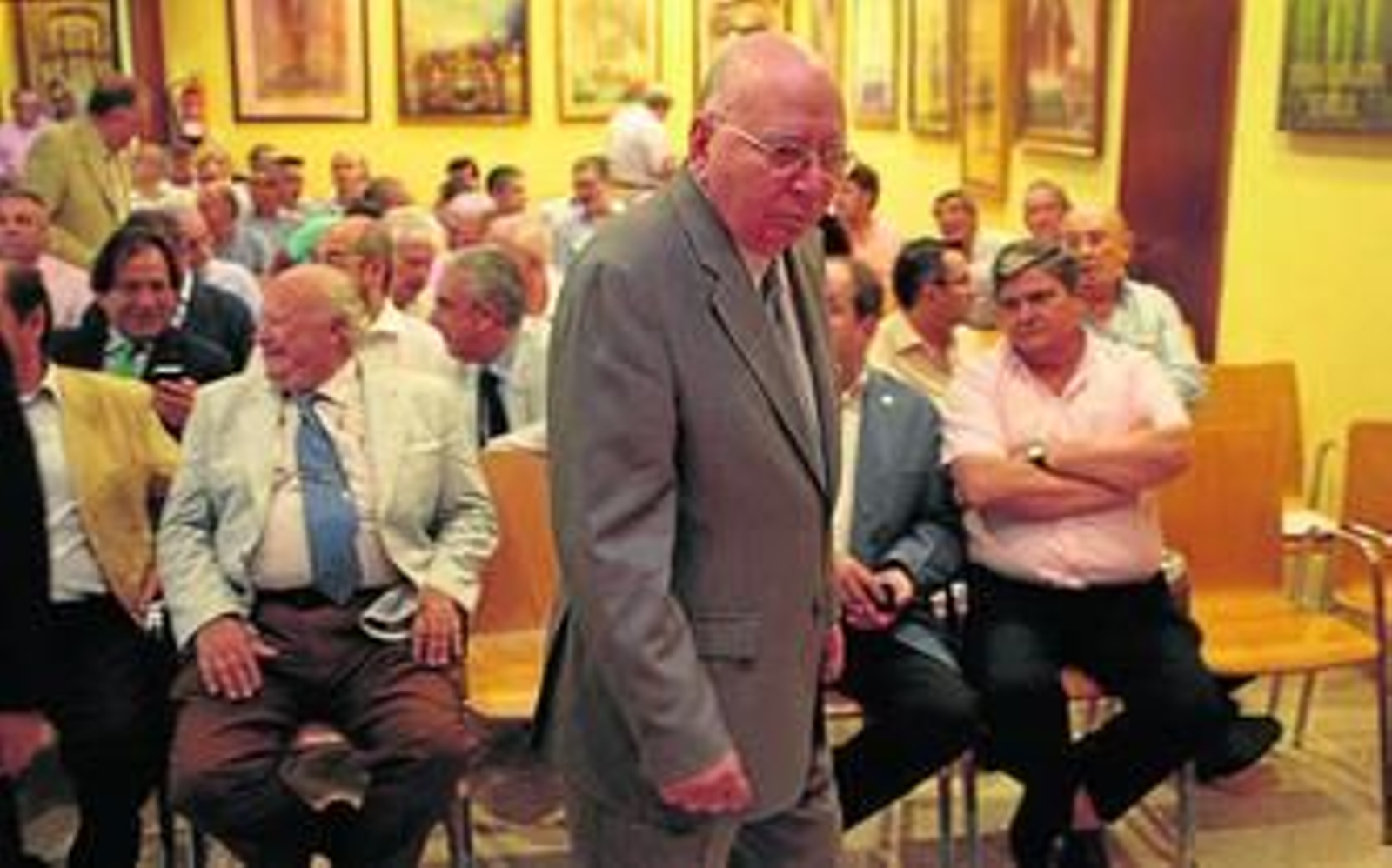 El presidente Arenas antes de comenzar la asamblea de elecciones.