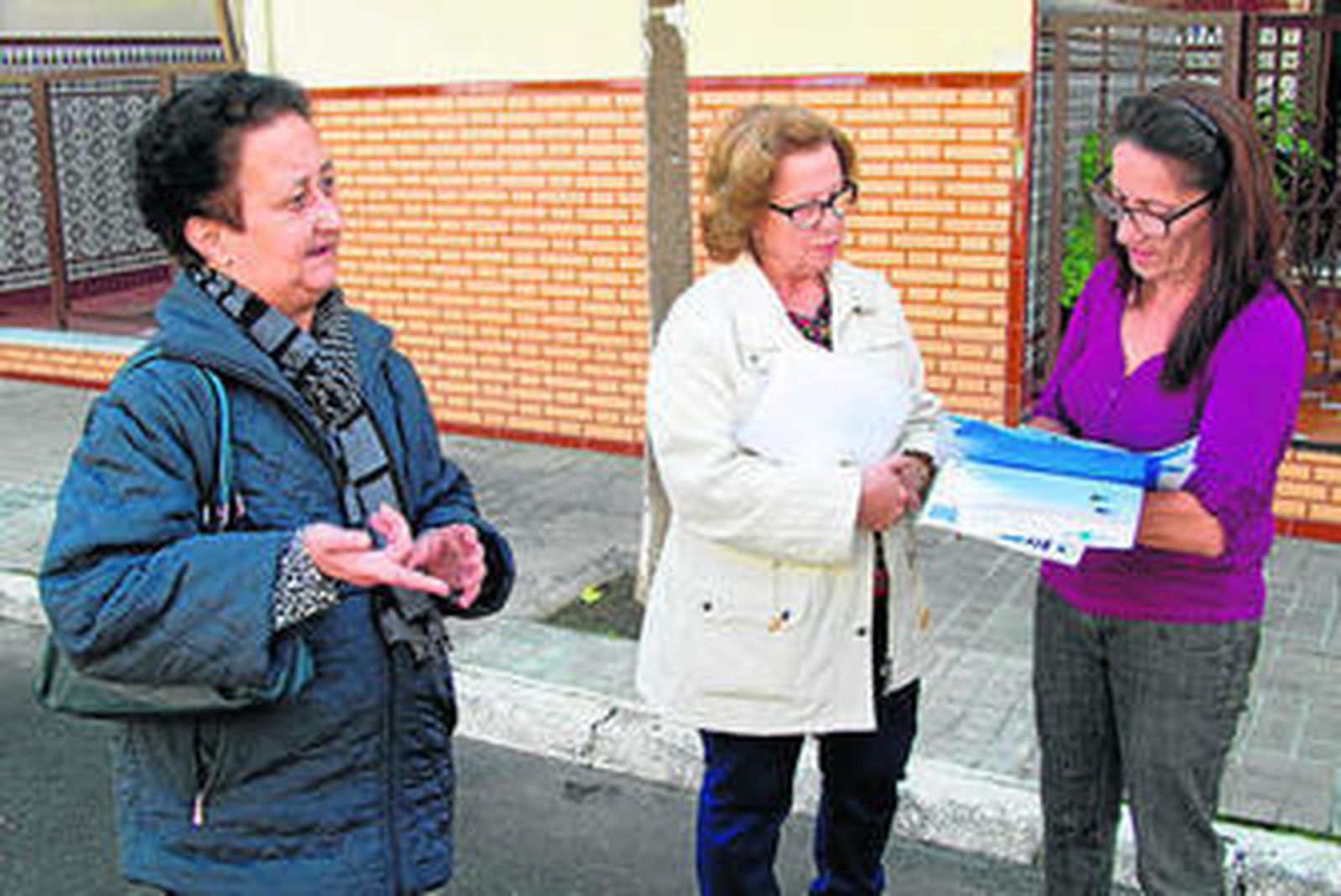 Ana María Soto, Cándida Arroyo y Manuel Frías, tres de las afectadas.