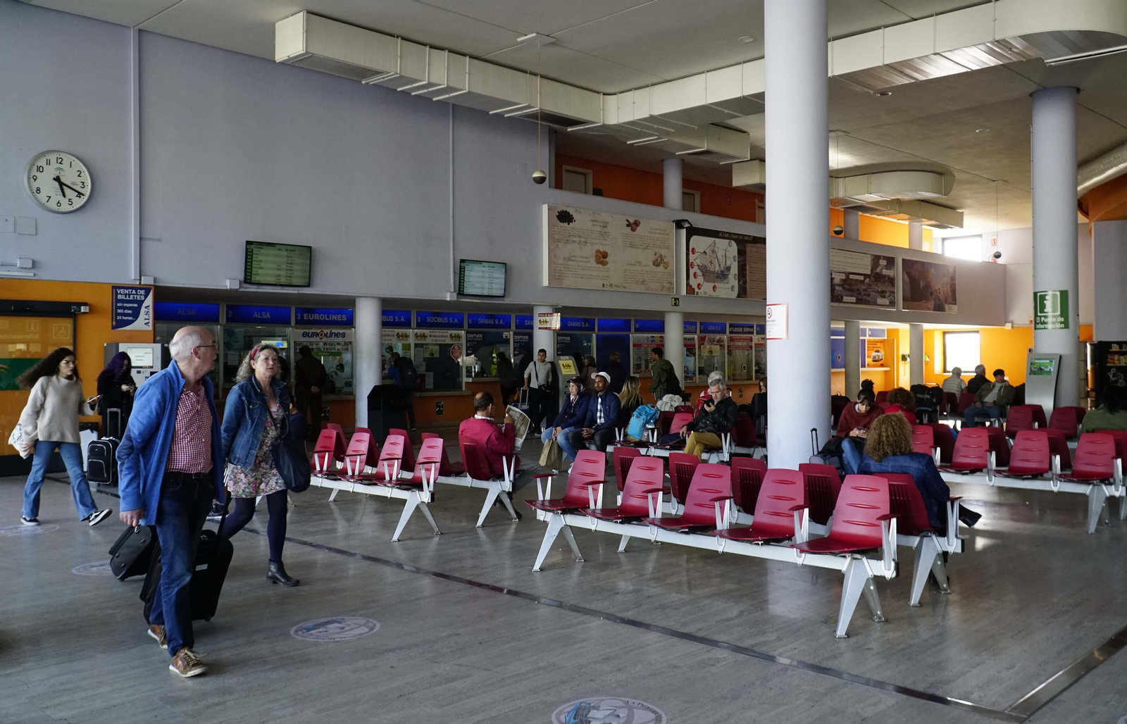 La sala de espera, con las taquillas al fondo, en la estación de Plaza de Armas.