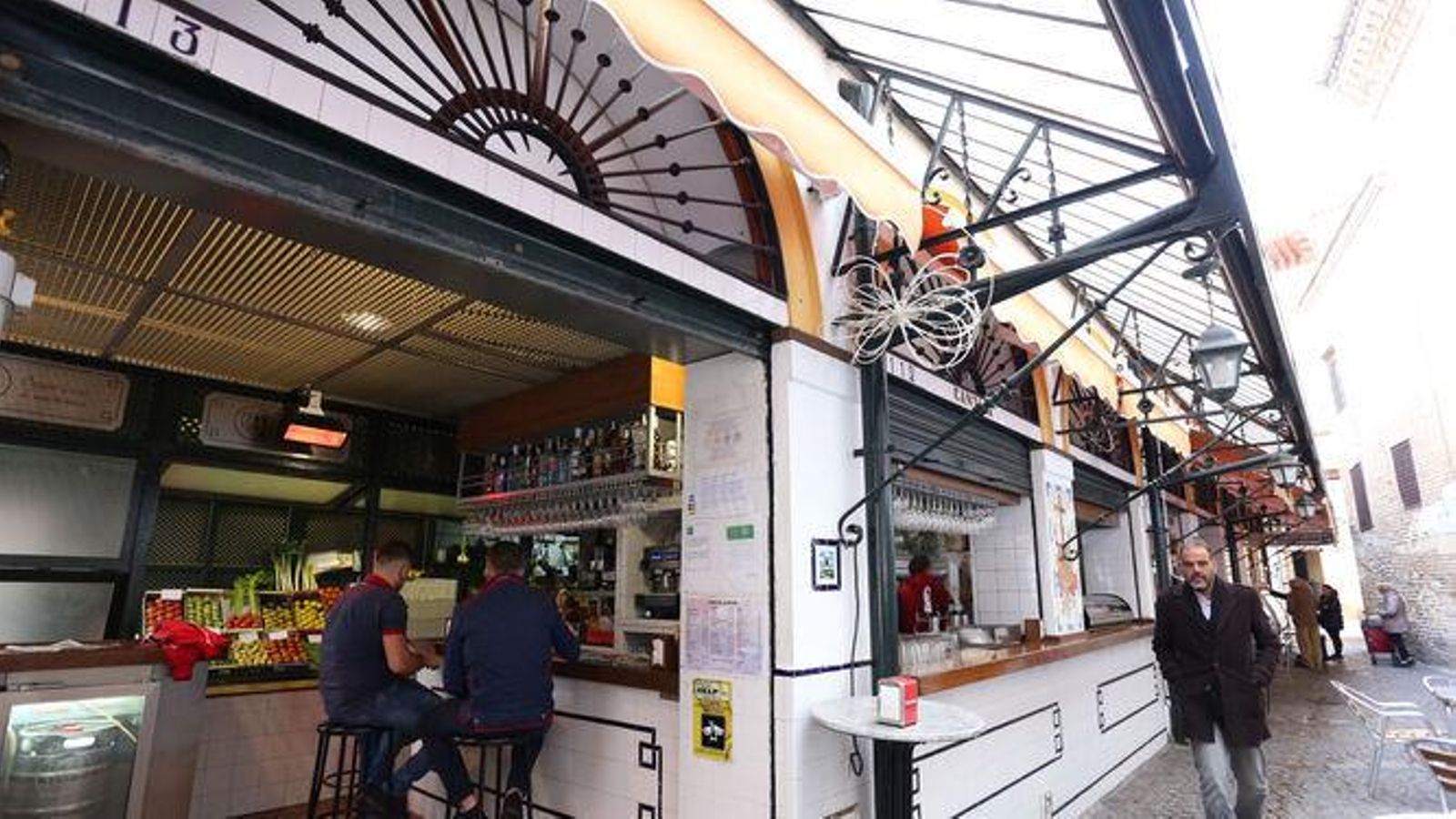 En esta calle se encuentra el popular mercado de la Macarena